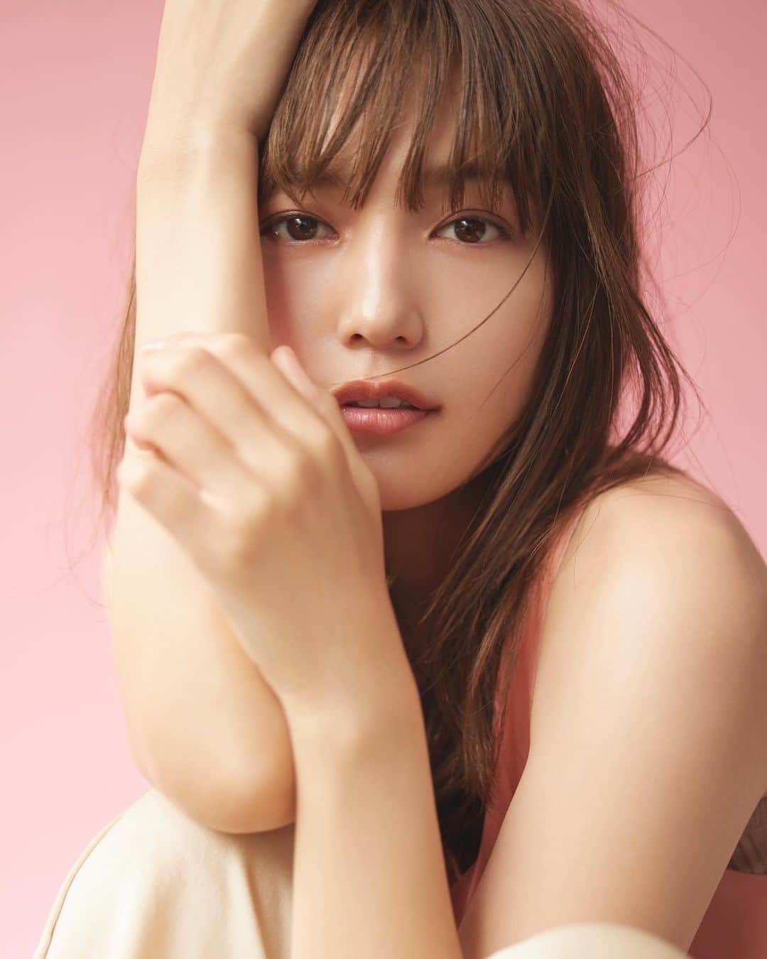 川口春奈さんのインスタグラム写真 - (川口春奈Instagram)「なんと @andbe_official からコラボリップとアイシャドウを出させていただきます！ @andbe_official のプロダクトは私も大好きで私の周りもみんな使っていてリップなんて万能すぎて絶対持っていたいプロダクト。 作りたいもの作っていいよと河北さんが言ってくれて迷わずリップとシャドウにしました。 毎日どんなシチュエーションでも気軽に使えるものにしたくて個人的に好きなブラウン系のものにしました。 シャドウはスティックタイプで メイクがあまり上手じゃない私も気軽に使えて本当にありがたい。笑  今日から予約が始まってます〜 11/22から一般発売予定です。  秋冬にたくさん使ってもらえれば 嬉しいです🤎⛄️」10月20日 22時01分 - haruna_kawaguchi_official