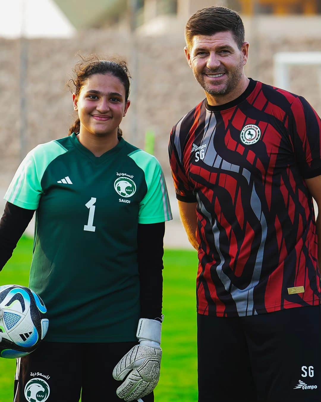 スティーヴン・ジェラードのインスタグラム：「Imagine @stevengerrard dropping by your training session! 🧤💪」