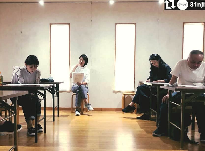 川崎優のインスタグラム：「. . 役者の山本由貴さん （ @nicetoseeyou221 ）のSNSで知った、演劇ユニット （ @31nji ）OPUSさんが開催する舞台作品の研究会に参加してきました🌱  古典『かんしゃく玉』の台本読みだったのですが… ひとりで家で読んでいたときはバチ当たりなことに（笑）面白さがよく分かっていなかったのですが、役者のみなさんが読み始めた途端に情景が浮かんできて、なんだこれは！面白い！とびっくり。  時代がずいぶん前なのに、色鮮やかで…役者さんたちそれぞれの個性が味があって素敵でした。  楽しかった…！  事務所から飛び出してこういったお芝居の稽古？に参加することがあまりないので信じられないくらい緊張しましたが、身体がいたいくらい楽しかったです👩🏼‍🦱☁️笑  はやくまたお芝居したいなぁ… そしてとても面白いコメディアンになりたいです（笑）  #お写真お借りしました #写っている方は大丈夫でしたでしょうか」