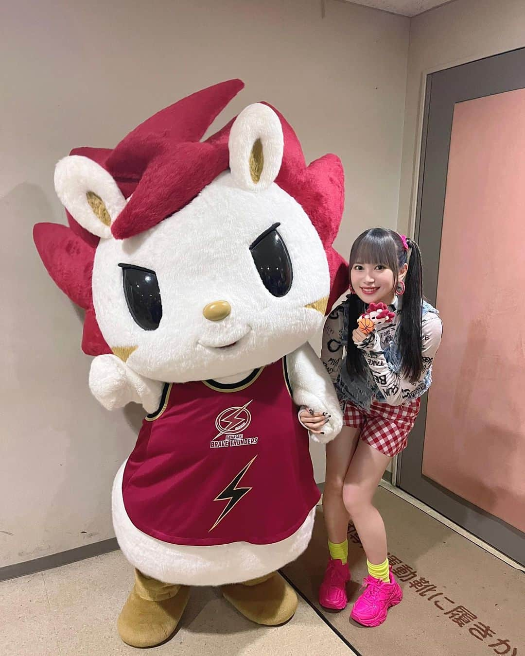 里吉うたののインスタグラム：「. ♥  『B.LEAGUE 2023-24シーズン B1リーグ戦 #川崎ブレイブサンダース vs #富山グラウジーズ 戦』  ハーフタイムショー出演させて頂きました〜！！  3年連続！ありがとうございます😭！  今年も最高にアツい試合で、めちゃくちゃカッコ良かったです！ 勝利！おめでとうございます🔥🔥  可愛い可愛いロウルさんにも会えたよ〜！ 今年はロウルくんぬいぐるみをお衣装に付けてパフォーマンスしたの！🫶  ハーフタイムショー盛り上げられていたらいいな！ ありがとうございました❤️‍🔥🏀  #beyooooonds #ハロプロ  #里吉うたの #うーたん #うーすたぐらむ  #bleague #バスケ  #ロウル くん ♥」