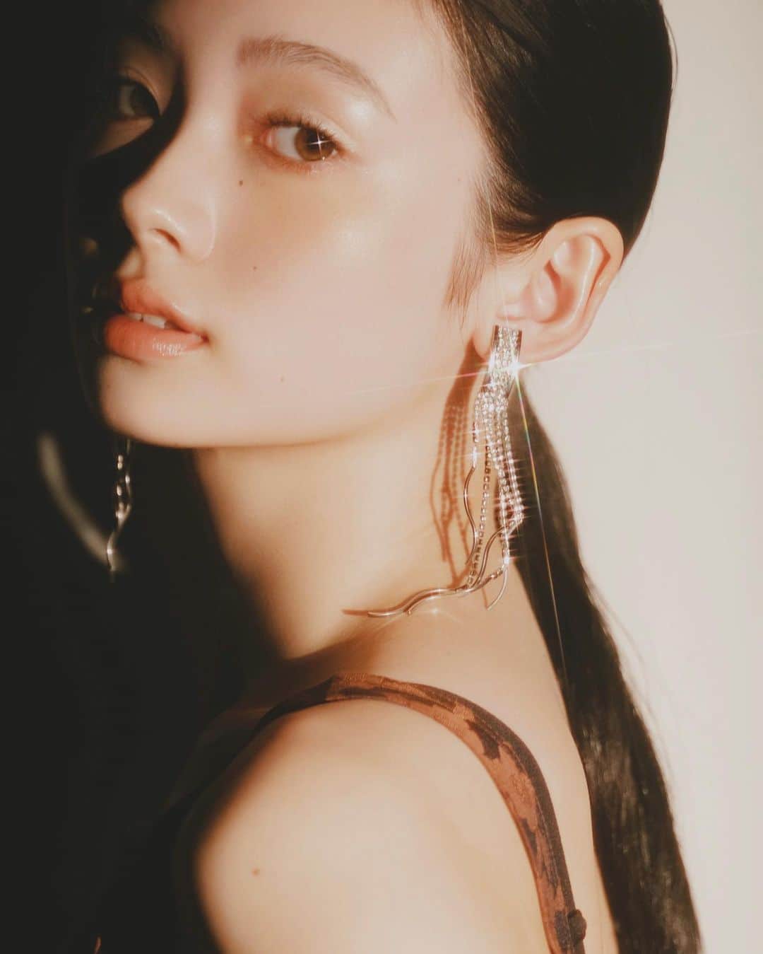 佐藤俊斗のインスタグラム：「2度目ましての南琴奈さん。 まだ17歳という若さで凄まじい美貌を持った方で、前回お会いした時よりもさらに女優としてのオーラを感じながら写真を撮りました。  Model @kotona_minami  Photographer @shuntosato  Hair make @haruna__yamaguchi」