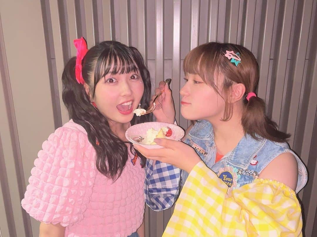 清野桃々姫のインスタグラム：「ᜊ  みいみお誕生日おめでとう🎂💓💓💓 あたしのともだち💓 みいみのともだち🍑  @minami_okamura.official  #みいみ #岡村美波  #みいもも  #2ヶ月と2日の上下関係😗  #ももひめもりー #清野桃々姫  #momohime  #โมะโมะฮิเมะ #PrincesaDurazno #Japan #ญี่ปุ่น  #น่ารัก #beyooooonds #helloproject」