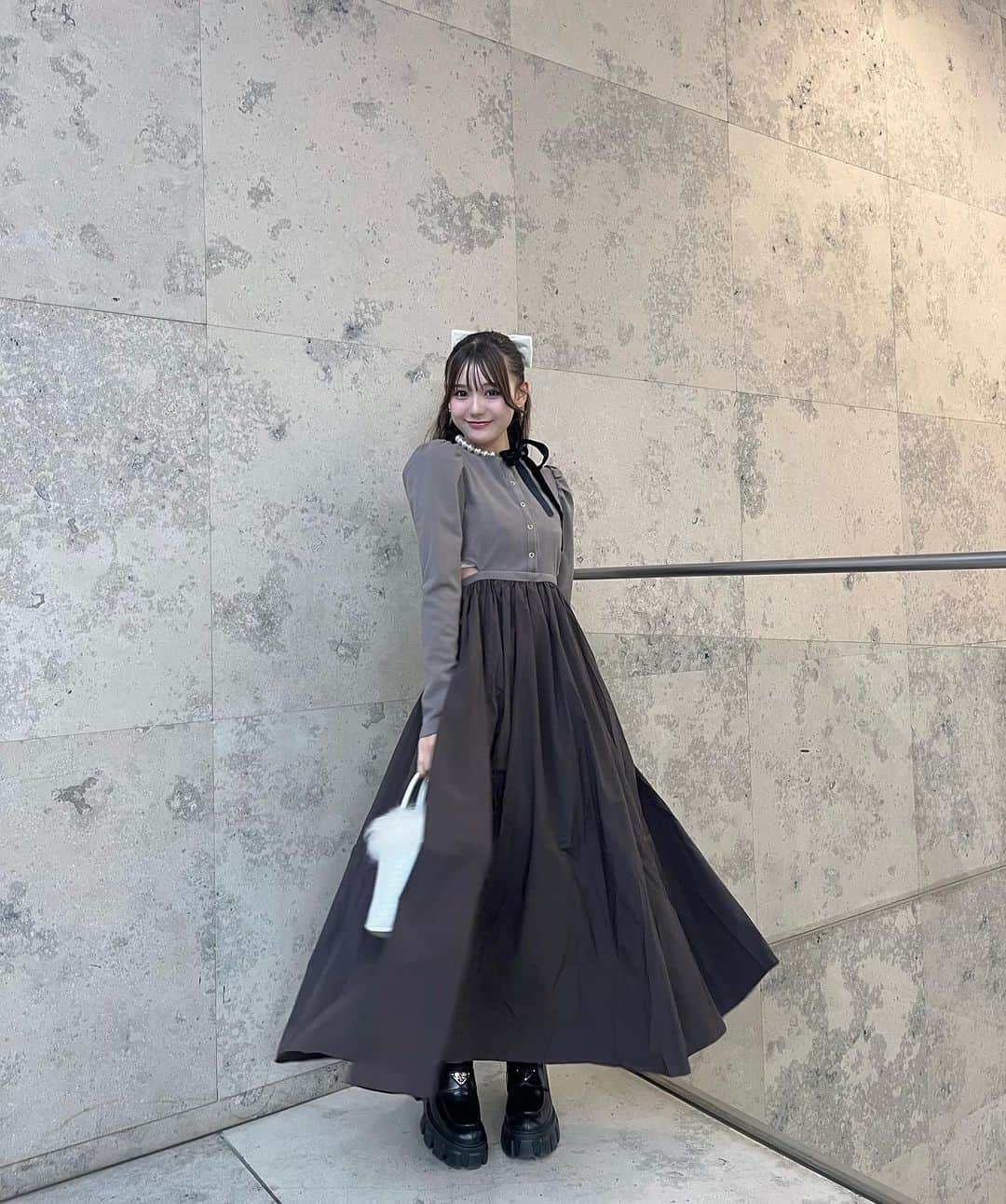 のインスタグラム：「#ふーりーこーで   . . .  最近、気温も食べ物も秋になってきてお洋服もブラウン着たくなる(⊃ᴗ ̫ ᴗ⊂)🤎''  今年も、イチョウ見に行きたいな〜  . . . #フレンチガーリー  #ブラウンコーデ  #秋コーデ」