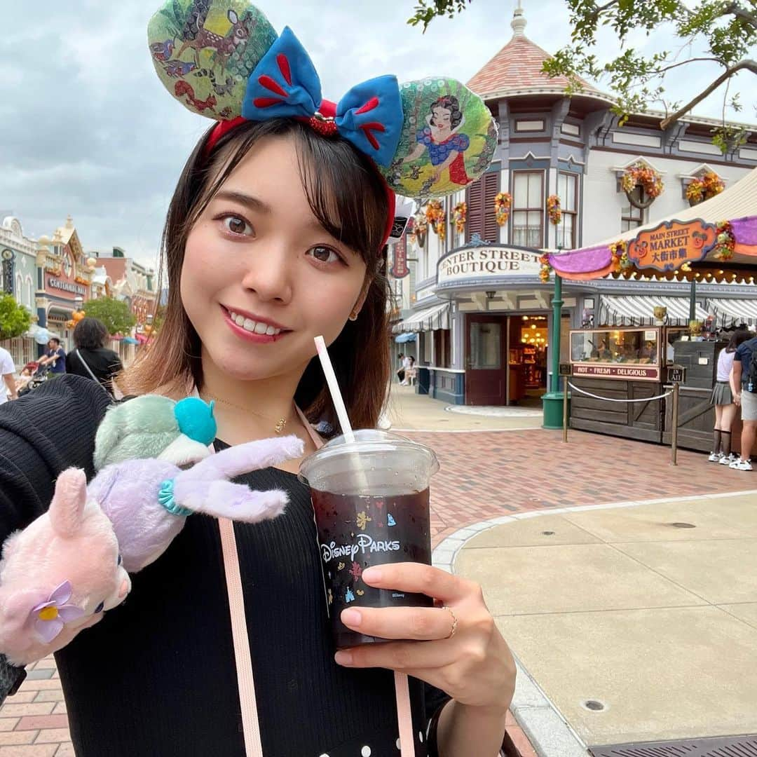 横山キラさんのインスタグラム写真 - (横山キラInstagram)「香港ディズニーランド🏰🐭  香港ディズニー限定カチューシャが可愛すぎて2種類買いました♡ 1つは白雪姫風のミニーカチューシャで、もう1つはキャラクターをカスタマイズできるものを買いました✨️  ダッフィーフレンドが好きなのでその中から3つの可愛い子を連れて帰りました🥰  日本には売っていない、リーナベルちゃんのポーチもゲット出来て嬉しいです🩷  他にも、スターバックスがあったりマーベルのアトラクションがあったりと、日本のディズニーとの違いが色々ありました！  これからも、他の国のディズニーに行ってみたいと思いました☺️   #香港ディズニー  #香港ディズニーランド  #hongkongdisneyland  #香港ディズニーグッズ  #リーナベル  #カチューシャ  #ディズニーグッズ  #ディズニーカチューシャ  #香港旅行」10月20日 21時56分 - kira_yokoyama_