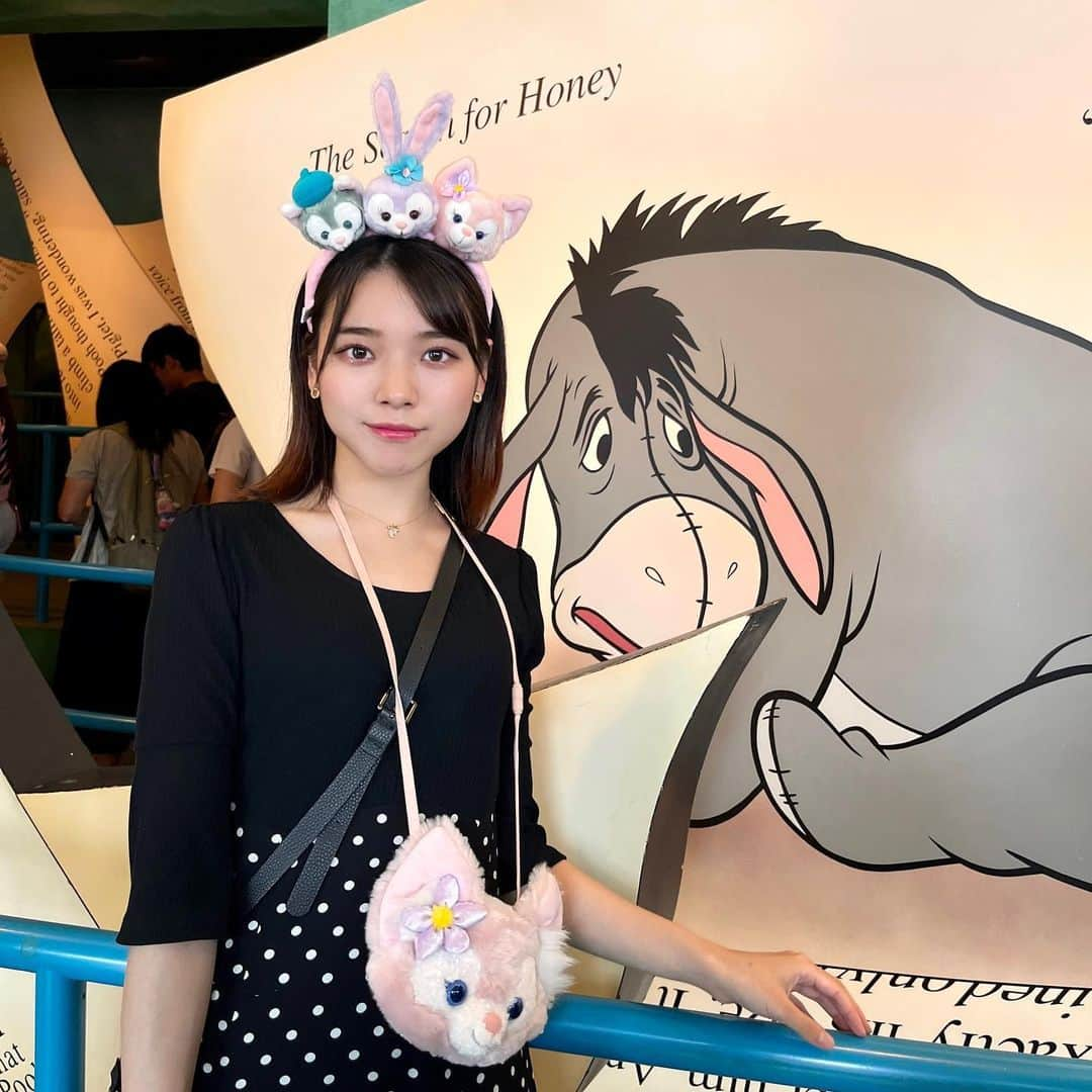 横山キラさんのインスタグラム写真 - (横山キラInstagram)「香港ディズニーランド🏰🐭  香港ディズニー限定カチューシャが可愛すぎて2種類買いました♡ 1つは白雪姫風のミニーカチューシャで、もう1つはキャラクターをカスタマイズできるものを買いました✨️  ダッフィーフレンドが好きなのでその中から3つの可愛い子を連れて帰りました🥰  日本には売っていない、リーナベルちゃんのポーチもゲット出来て嬉しいです🩷  他にも、スターバックスがあったりマーベルのアトラクションがあったりと、日本のディズニーとの違いが色々ありました！  これからも、他の国のディズニーに行ってみたいと思いました☺️   #香港ディズニー  #香港ディズニーランド  #hongkongdisneyland  #香港ディズニーグッズ  #リーナベル  #カチューシャ  #ディズニーグッズ  #ディズニーカチューシャ  #香港旅行」10月20日 21時56分 - kira_yokoyama_