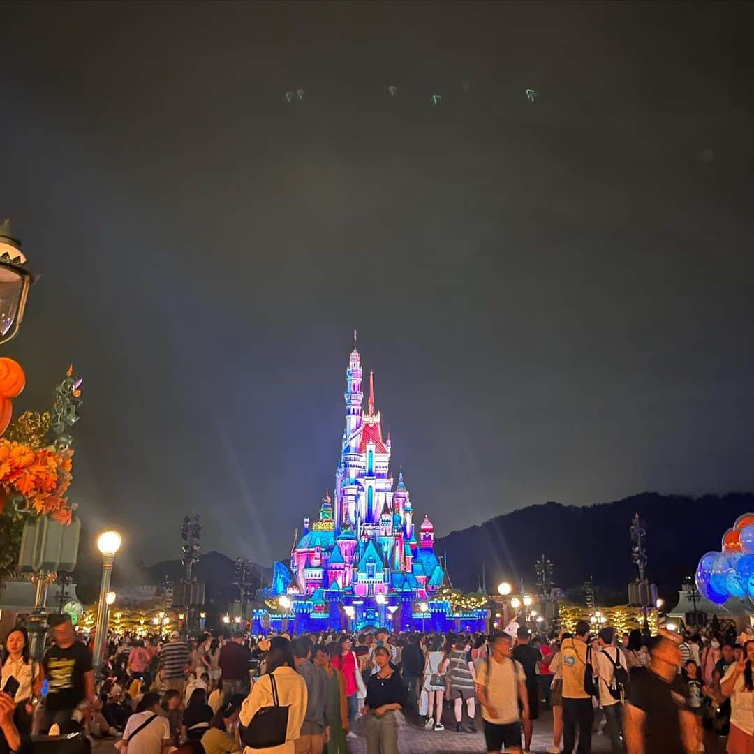 横山キラさんのインスタグラム写真 - (横山キラInstagram)「香港ディズニーランド🏰🐭  香港ディズニー限定カチューシャが可愛すぎて2種類買いました♡ 1つは白雪姫風のミニーカチューシャで、もう1つはキャラクターをカスタマイズできるものを買いました✨️  ダッフィーフレンドが好きなのでその中から3つの可愛い子を連れて帰りました🥰  日本には売っていない、リーナベルちゃんのポーチもゲット出来て嬉しいです🩷  他にも、スターバックスがあったりマーベルのアトラクションがあったりと、日本のディズニーとの違いが色々ありました！  これからも、他の国のディズニーに行ってみたいと思いました☺️   #香港ディズニー  #香港ディズニーランド  #hongkongdisneyland  #香港ディズニーグッズ  #リーナベル  #カチューシャ  #ディズニーグッズ  #ディズニーカチューシャ  #香港旅行」10月20日 21時56分 - kira_yokoyama_