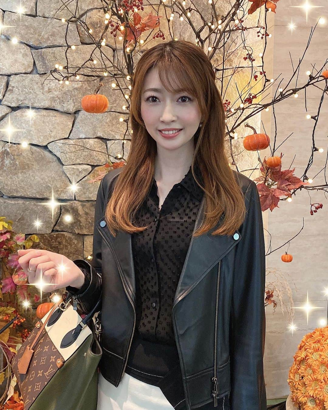 三浦真理子のインスタグラム：「天神でハロウィン🎃の飾りが素敵なところあったから写真撮ってみたよー😊  もうすぐハロウィンだね🎃👻  2枚目は全身写真❤️  今日は少し肌寒かったなぁ💦 日によって気温差あると困るね😅  #ハロウィン #instagood #pleasefollowme #いいねしてね #天神 #お出かけ #高身長女子 #😊 #🎃 #写真スポット #福岡」