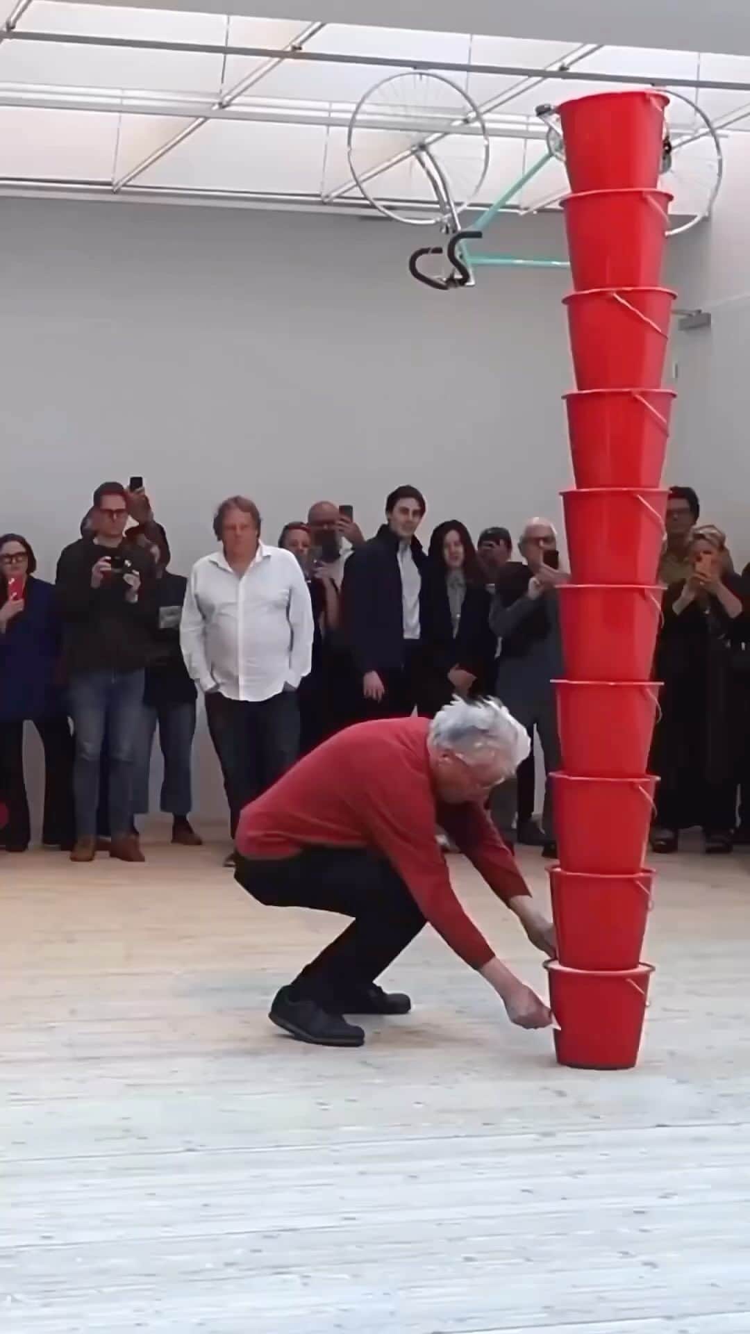 StreetArtGlobeのインスタグラム：「Artist Roman Signer activates his sand bucket sculpture at @malmokonsthall⁣ 🤯🪣  What do you think about this work? 🤷🏽‍♂️  🎥 @hauserwirth⁣」