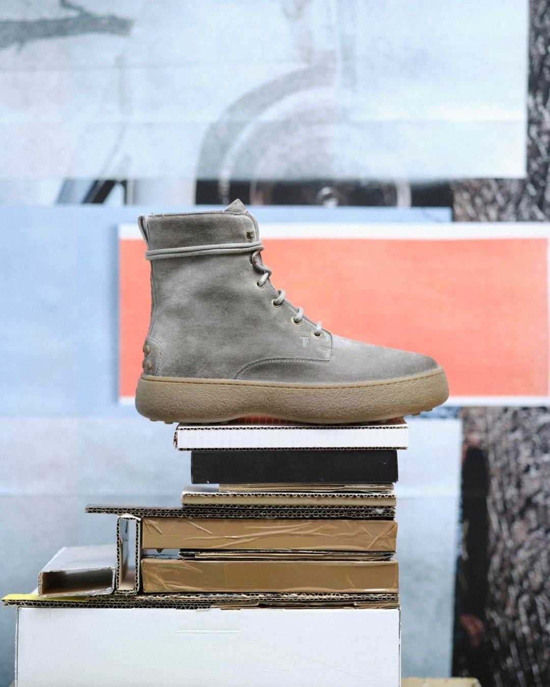 トッズのインスタグラム：「Versatility meets elegance, bringing out unique silhouettes and bold proportions: explore the W.G. ankle boots selection at tods.com. Collages and Set Design: @baumannmonique Photo: @valentin_hennequin  #Tods #TodsFW23 #TodsWG」