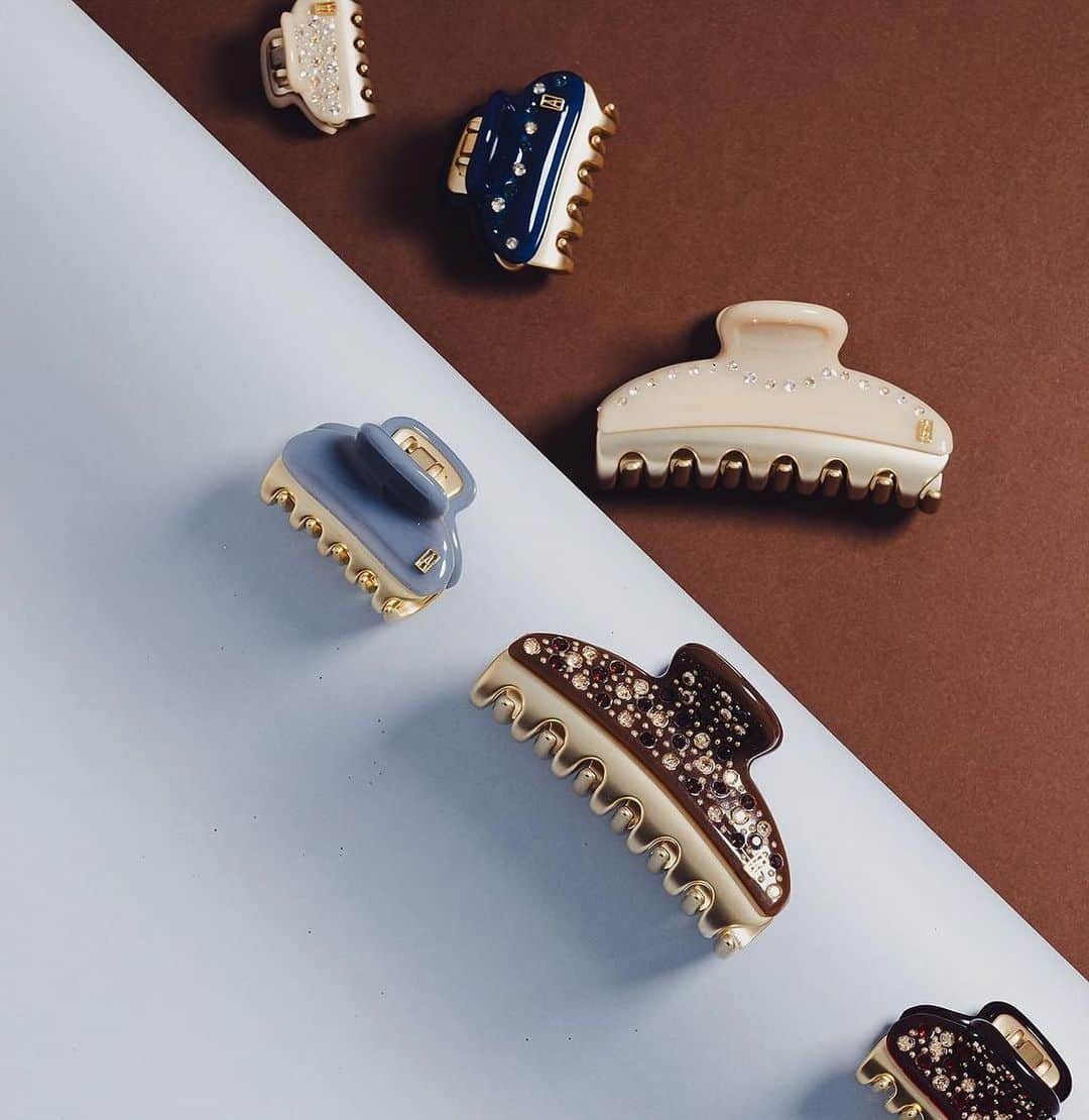 アレクサンドル ドゥ パリのインスタグラム：「♡ N E W L O O K : Pinces Vendôme Défilé drop ♡  Uma feminilidade elegante, destacada em tons descontraídos de cinza aço e azul petróleo, permeia os pinces Vendôme Défilé, verdadeiras joias de cabelo com corpo banhado a ouro.  #acessóriosparacabelo #handmadeinfrance #fashionisinthehair」