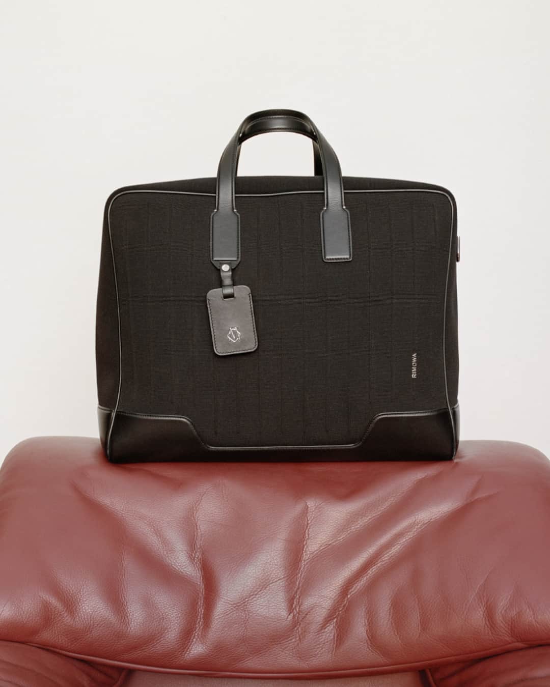 リモワのインスタグラム：「Travel light with the RIMOWA Never Still Weekender in Black.   #RIMOWA #RIMOWAneverstill」