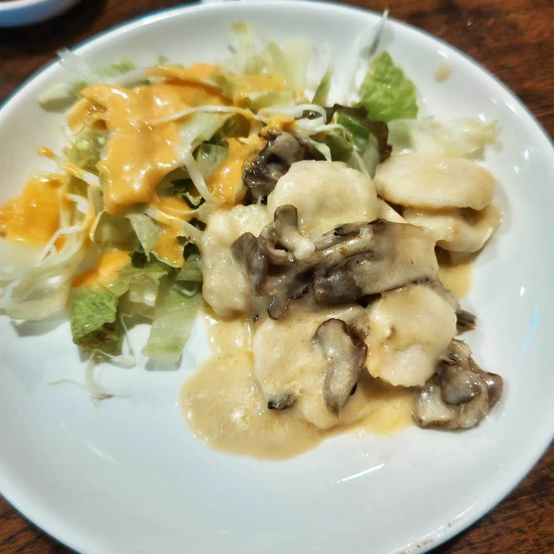 和田益典さんのインスタグラム写真 - (和田益典Instagram)「◆日曜日 (10/15) の晩ごはん  久々の隠れ家にて。  松茸土瓶蒸しがそろそろ終了するから駆け込み！ 鱧もラストやね。 . . #場所教えないシリーズ #さしみ #天ぷら #天婦羅 #茶そば #おでん #てっさ #土瓶蒸し #鱧の天ぷら #はも天ぷら #はも天 #小鉢 #刺身 #造り #鱧 #松茸の土瓶蒸し #松茸 #たこ酢  #コロッケ #ホタテバター #居酒屋 #呑み屋 #夕食 #ご飯 #和食 #dinner #delicious #gourmet #foodstagram #seafood .」10月20日 22時00分 - masunori_wada