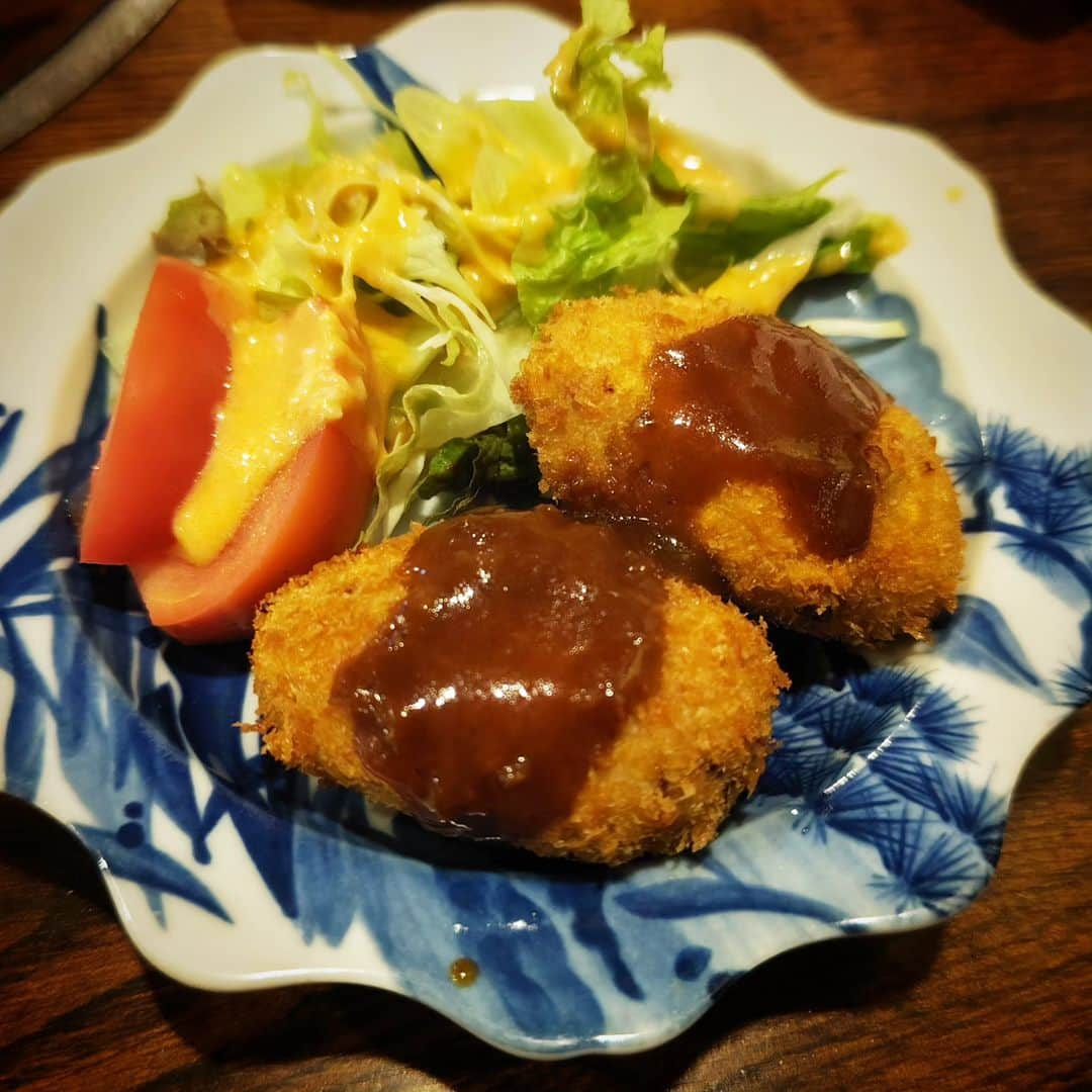 和田益典さんのインスタグラム写真 - (和田益典Instagram)「◆日曜日 (10/15) の晩ごはん  久々の隠れ家にて。  松茸土瓶蒸しがそろそろ終了するから駆け込み！ 鱧もラストやね。 . . #場所教えないシリーズ #さしみ #天ぷら #天婦羅 #茶そば #おでん #てっさ #土瓶蒸し #鱧の天ぷら #はも天ぷら #はも天 #小鉢 #刺身 #造り #鱧 #松茸の土瓶蒸し #松茸 #たこ酢  #コロッケ #ホタテバター #居酒屋 #呑み屋 #夕食 #ご飯 #和食 #dinner #delicious #gourmet #foodstagram #seafood .」10月20日 22時00分 - masunori_wada