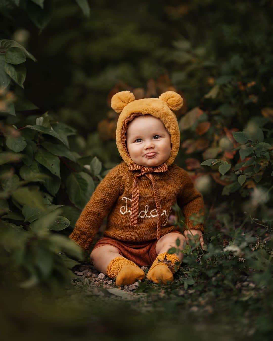 のインスタグラム：「Have you figured out your Halloween costume yet? Teddy as a teddy is definitely one of our favorites 🐻  Images by SIGMA Ambassador @meg_nlo with the SIGMA 105mm F1.4 DG HSM | Art, featuring incredible resolution, stunning contrast & pin sharp focus with smooth bokeh. This lens is available for Sony E Mount, Canon EF, Nikon F & L Mounts.   🐻 To learn more, click the link in our bio or visit sigmaphoto.com 🐻  #SIGMA #SIGMAphoto #photo #photography #fallphotography #halloween #sigmalens #primelens #sigmaart #sigma105mmart #portraitphoto #portraitphotography」