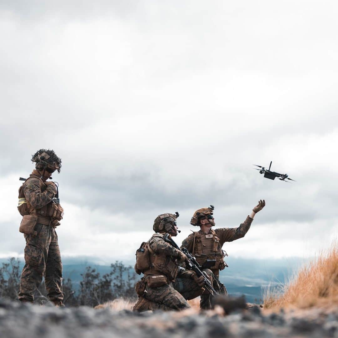 アメリカ海兵隊のインスタグラム：「Fire and Movement   📍 Pohakuloa Training Area (Oct. 17, 2023)  #Marines with @3dmardiv conduct a platoon attack.   Prior to participating in Joint Pacific Multinational Readiness Center Exercise from Oct. 26 – Nov. 9, a company of Marines with 3d MarDiv's 3rd Littoral Combat Team is conducting the final phase of their training work-up cycle on the Big Island, HI.   📷 (U.S. Marine Corps photo by Cpl. Eric Huynh)  #USMC #SemperFi #MarineCombatArms」