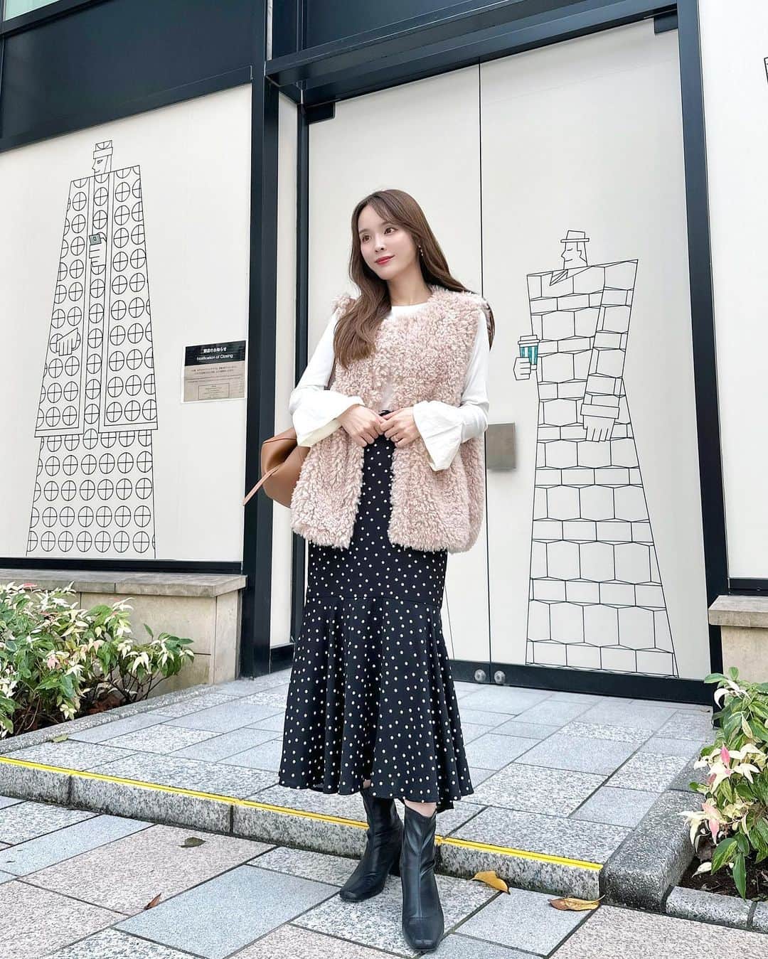 磯田 ひかる(Hikaru Isoda) のインスタグラム：「こんばんは♡ 今週も1週間お疲れ様でした〜☺️✨ 週末何しますか？🐰  この日はファーベストが主役のコーデ！ インナーはシンプルに、ドットのマーメイドスカートと合わせたよ💞  【着用アイテム】 Vest @classicalelf_official  2way中綿キルティング×ファーリバーシブルベスト アイボリー M ¥3,999税込  SKIRT @nostalgia_zozotown  &. NOSTALGIA アソート柄マーメイドスカート ブラック　S ¥4,290税込  TOPS @nostalgia_zozotown  &. NOSTALGIA フレアスリーブドッキングトップス ホワイト　FREE ¥3,960税込  ------------------------------ picaru：162cm / 骨格ウェーブ 1st ブライトスプリング 2nd ブライトサマー  大人可愛いスタイルアップコーデ ヘアメイクを合わせた トータルスタイリングを提案🤍  不定期にストーリーで ファッションお悩み相談募集中🥰 ------------------------------  他の投稿を見る→【@picaruuu】」