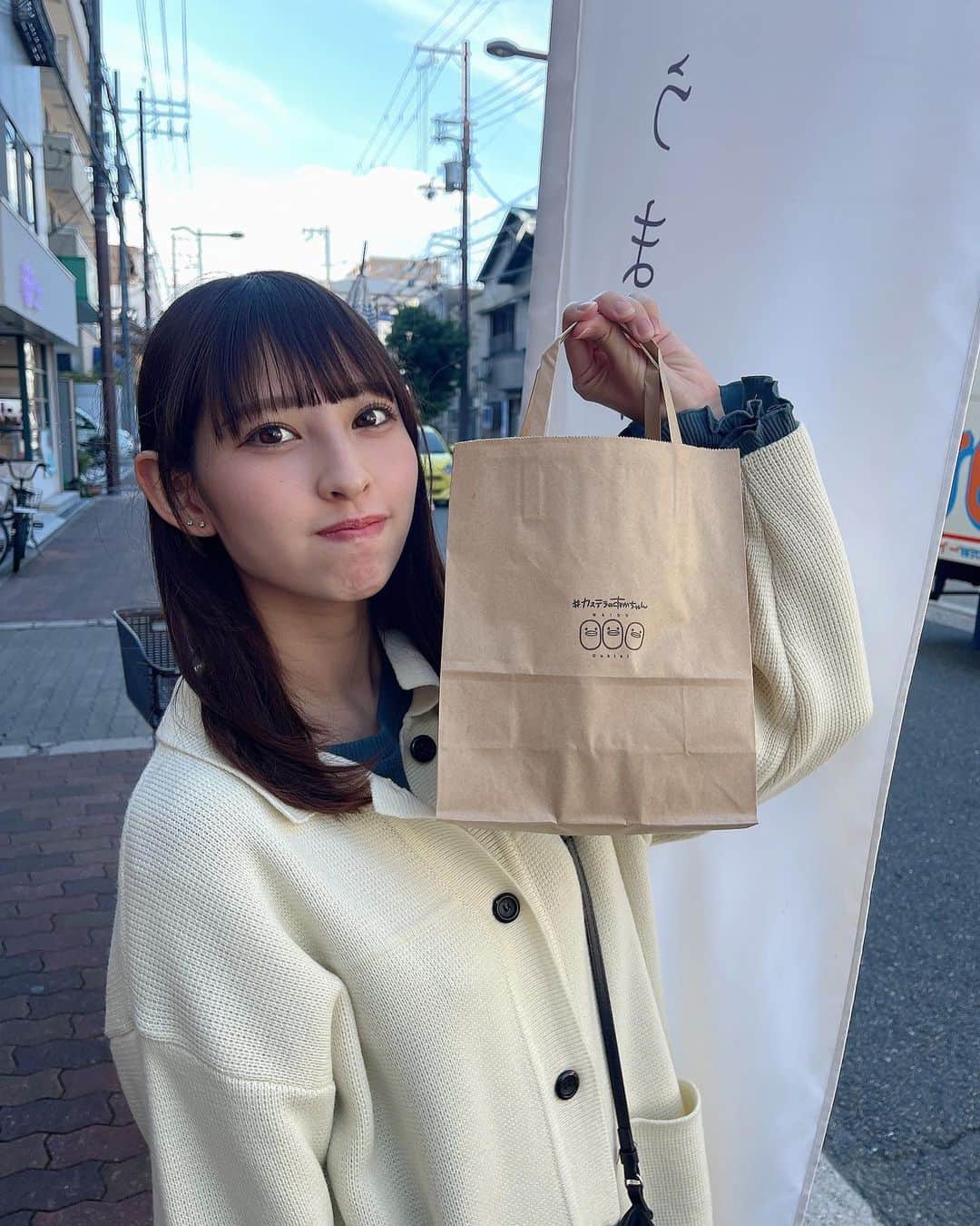 沖口優奈のインスタグラム：「大阪にあるカステラの赤ちゃん カステラ好きのゆうなには最高すぎたぁぁあ  可愛いぴよちゃんみたいなカステラ アールグレイの味がおいしい  #カステラの赤ちゃん」