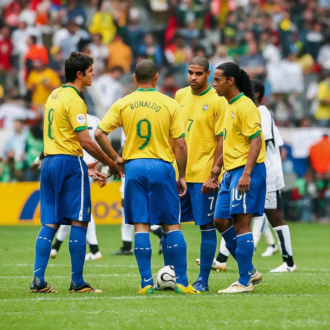 ロナウジーニョのインスタグラム：「Quantas memórias com estes craques!!! 🇧🇷🇧🇷」