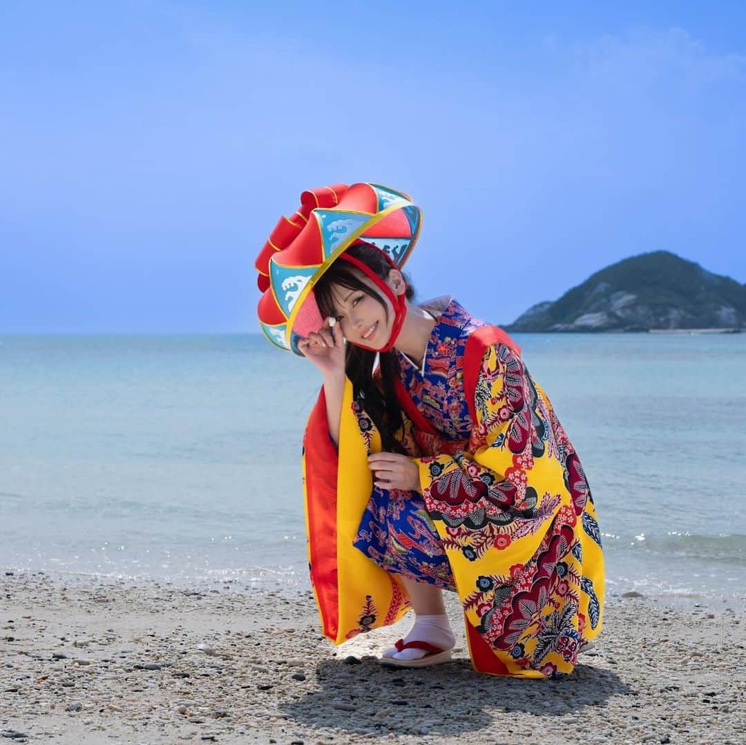倉坂くるるのインスタグラム：「今年はビーチで琉装🌺 オフ会楽しかったなぁ…！！ 泊港からみんなでフェリーに乗って沖縄の離島「渡嘉敷島」へ。 とってもいい天気で最高だった〜！！  #渡嘉敷島 #阿波連ビーチ #琉装  #沖縄 #ビーチ #portrait #コスプレ #コスプレイヤー #cosplay #cosplayer #cosplaygirl #japanesegirl  #角色扮演 #自撮り女子 #costume #coser」