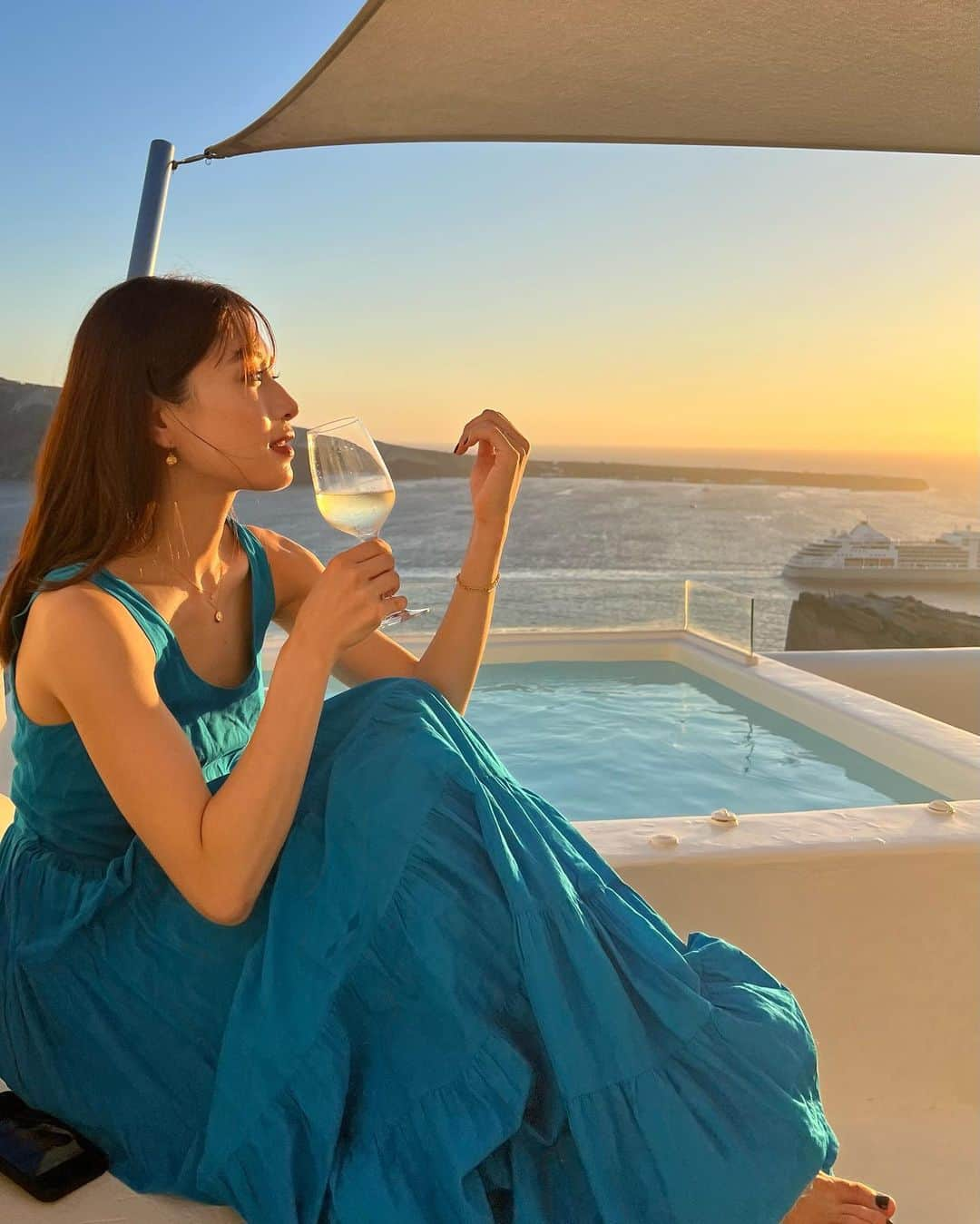 楫真梨子さんのインスタグラム写真 - (楫真梨子Instagram)「サントリーニ島から見る夕陽はもちろん、夕陽に照らされた島も全体がオレンジ色で本当に美しかった☺️  今回の旅は自然の中でゆっくり過ごすことがメインだったので、サントリーニ島で心身ともに癒されました。  またいつか絶対行きたい♡  👗　@mariha_official   #greece  #santorini」10月20日 22時03分 - kajimari1226