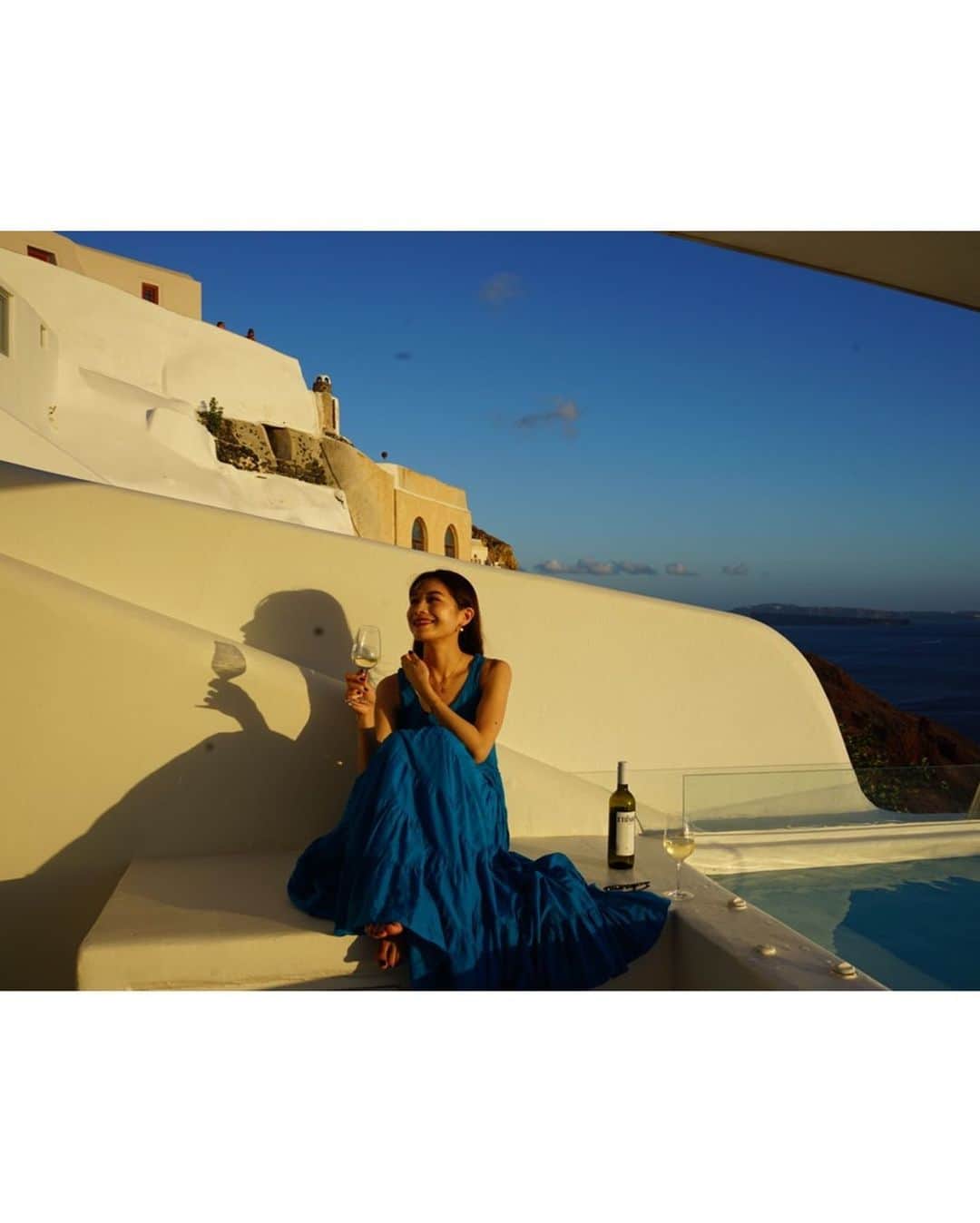 楫真梨子さんのインスタグラム写真 - (楫真梨子Instagram)「サントリーニ島から見る夕陽はもちろん、夕陽に照らされた島も全体がオレンジ色で本当に美しかった☺️  今回の旅は自然の中でゆっくり過ごすことがメインだったので、サントリーニ島で心身ともに癒されました。  またいつか絶対行きたい♡  👗　@mariha_official   #greece  #santorini」10月20日 22時03分 - kajimari1226