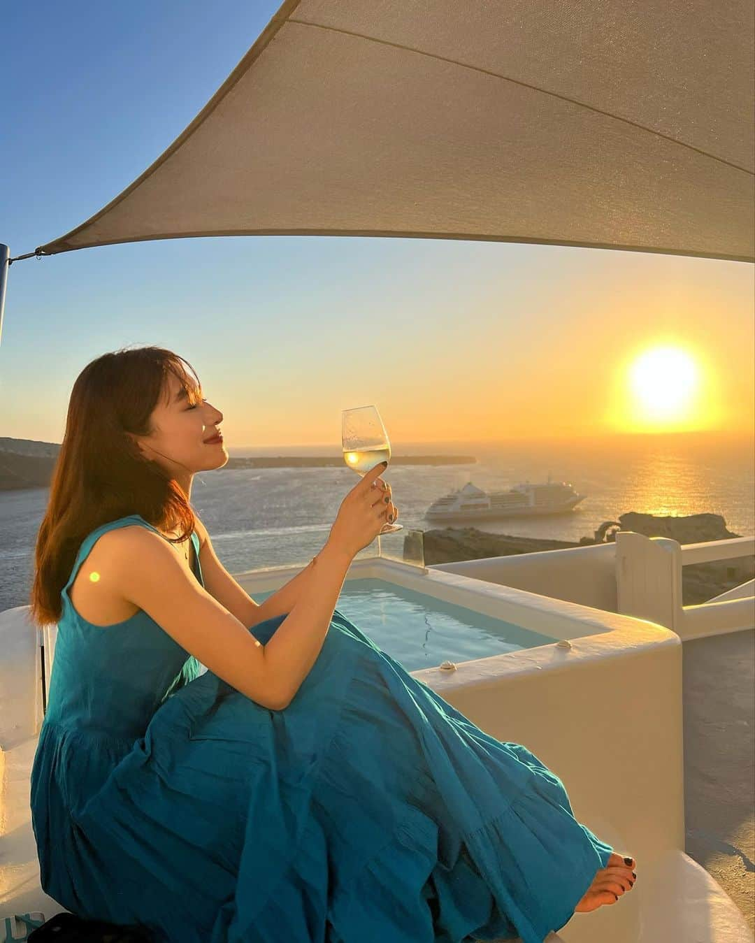 楫真梨子さんのインスタグラム写真 - (楫真梨子Instagram)「サントリーニ島から見る夕陽はもちろん、夕陽に照らされた島も全体がオレンジ色で本当に美しかった☺️  今回の旅は自然の中でゆっくり過ごすことがメインだったので、サントリーニ島で心身ともに癒されました。  またいつか絶対行きたい♡  👗　@mariha_official   #greece  #santorini」10月20日 22時03分 - kajimari1226