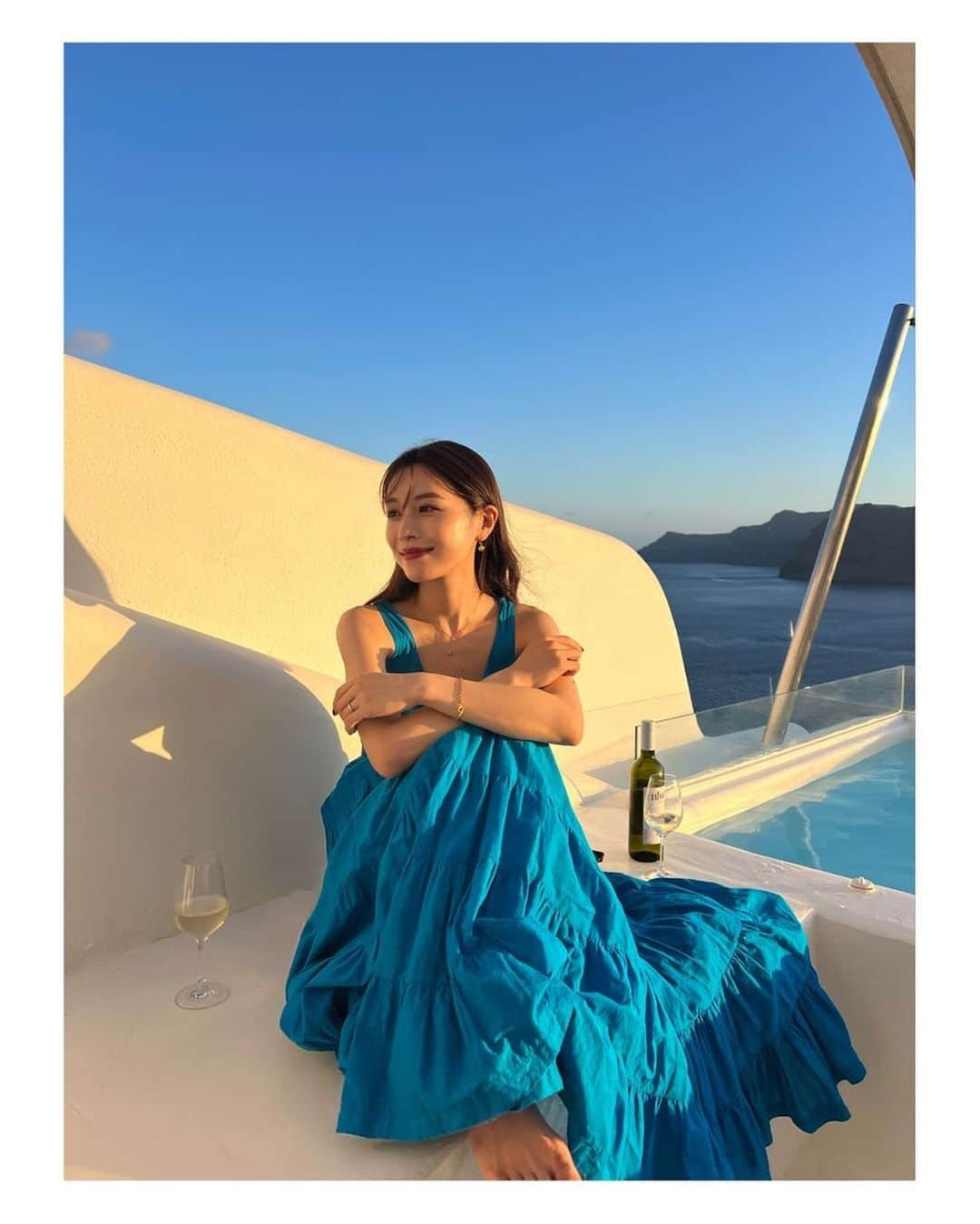 楫真梨子さんのインスタグラム写真 - (楫真梨子Instagram)「サントリーニ島から見る夕陽はもちろん、夕陽に照らされた島も全体がオレンジ色で本当に美しかった☺️  今回の旅は自然の中でゆっくり過ごすことがメインだったので、サントリーニ島で心身ともに癒されました。  またいつか絶対行きたい♡  👗　@mariha_official   #greece  #santorini」10月20日 22時03分 - kajimari1226