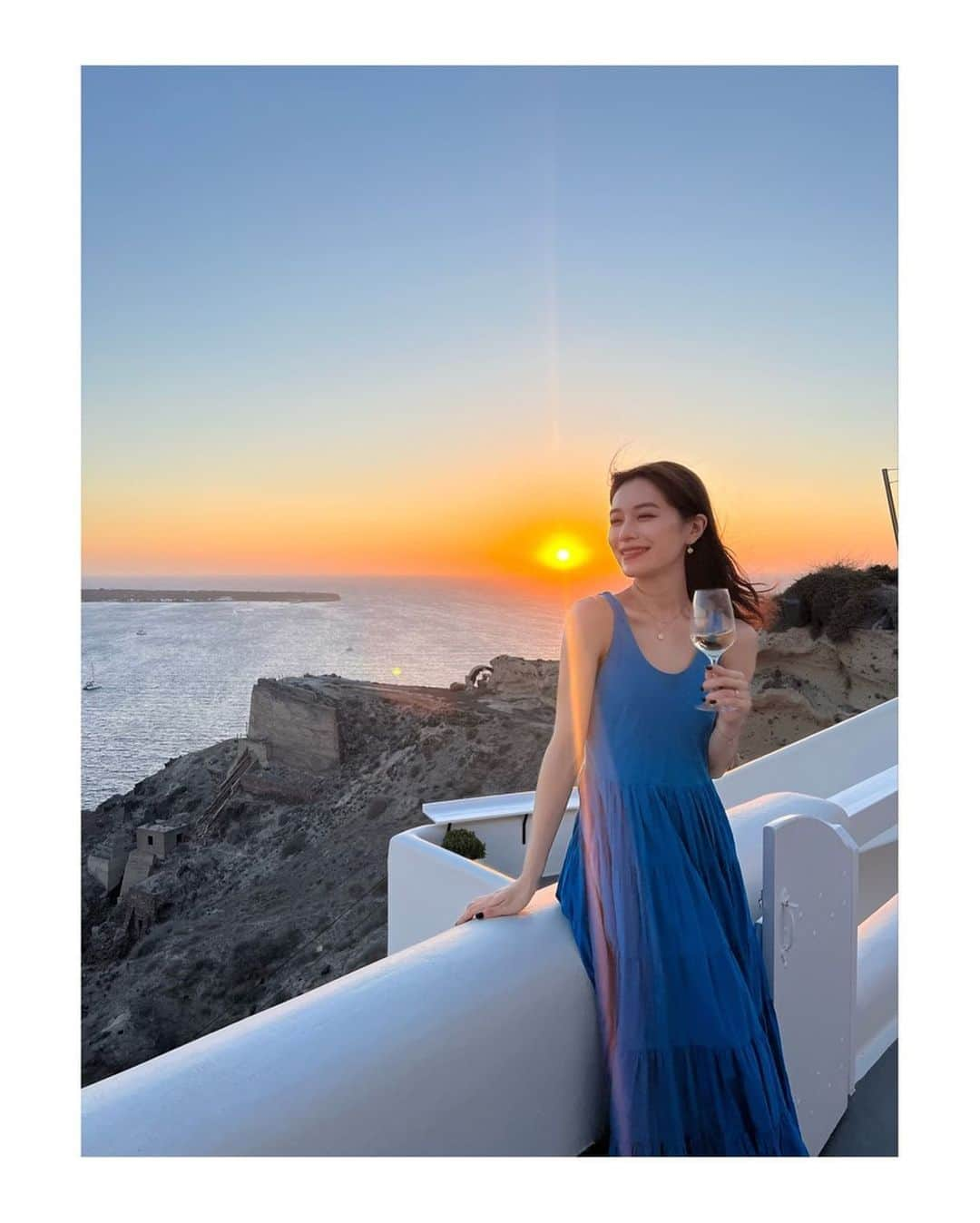 楫真梨子さんのインスタグラム写真 - (楫真梨子Instagram)「サントリーニ島から見る夕陽はもちろん、夕陽に照らされた島も全体がオレンジ色で本当に美しかった☺️  今回の旅は自然の中でゆっくり過ごすことがメインだったので、サントリーニ島で心身ともに癒されました。  またいつか絶対行きたい♡  👗　@mariha_official   #greece  #santorini」10月20日 22時03分 - kajimari1226