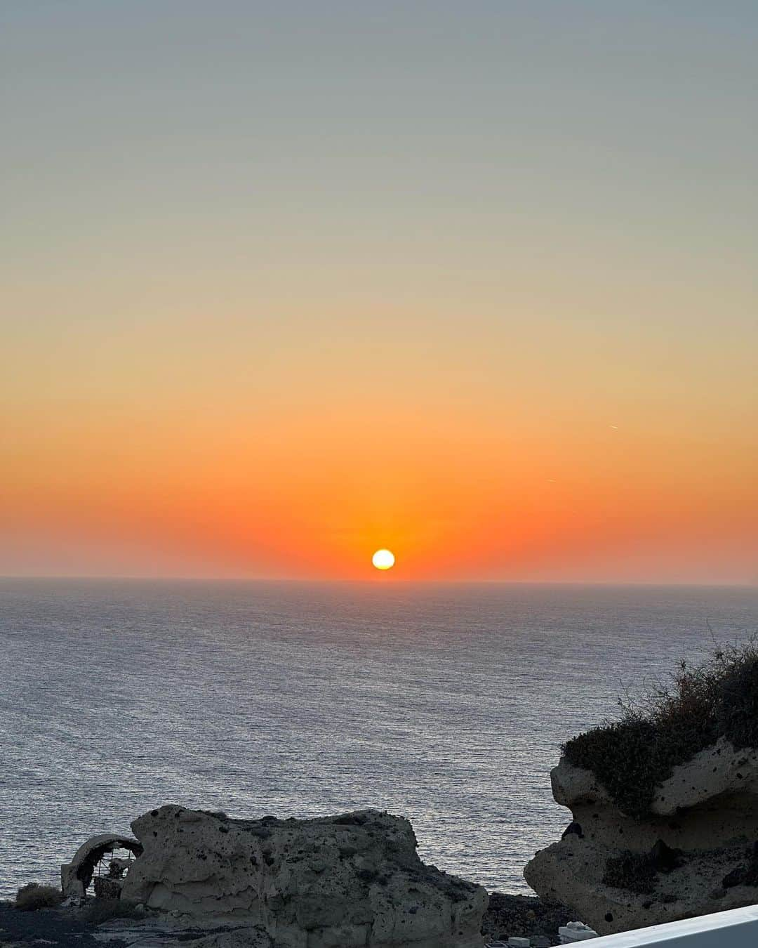 楫真梨子さんのインスタグラム写真 - (楫真梨子Instagram)「サントリーニ島から見る夕陽はもちろん、夕陽に照らされた島も全体がオレンジ色で本当に美しかった☺️  今回の旅は自然の中でゆっくり過ごすことがメインだったので、サントリーニ島で心身ともに癒されました。  またいつか絶対行きたい♡  👗　@mariha_official   #greece  #santorini」10月20日 22時03分 - kajimari1226