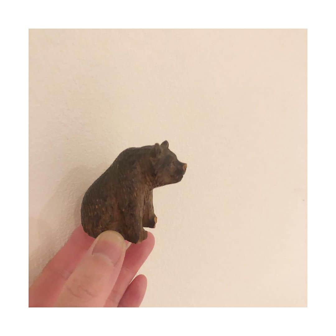 井山三希子のインスタグラム：「・ 設営の合間に古道具十一月で熊を 愛おしい」