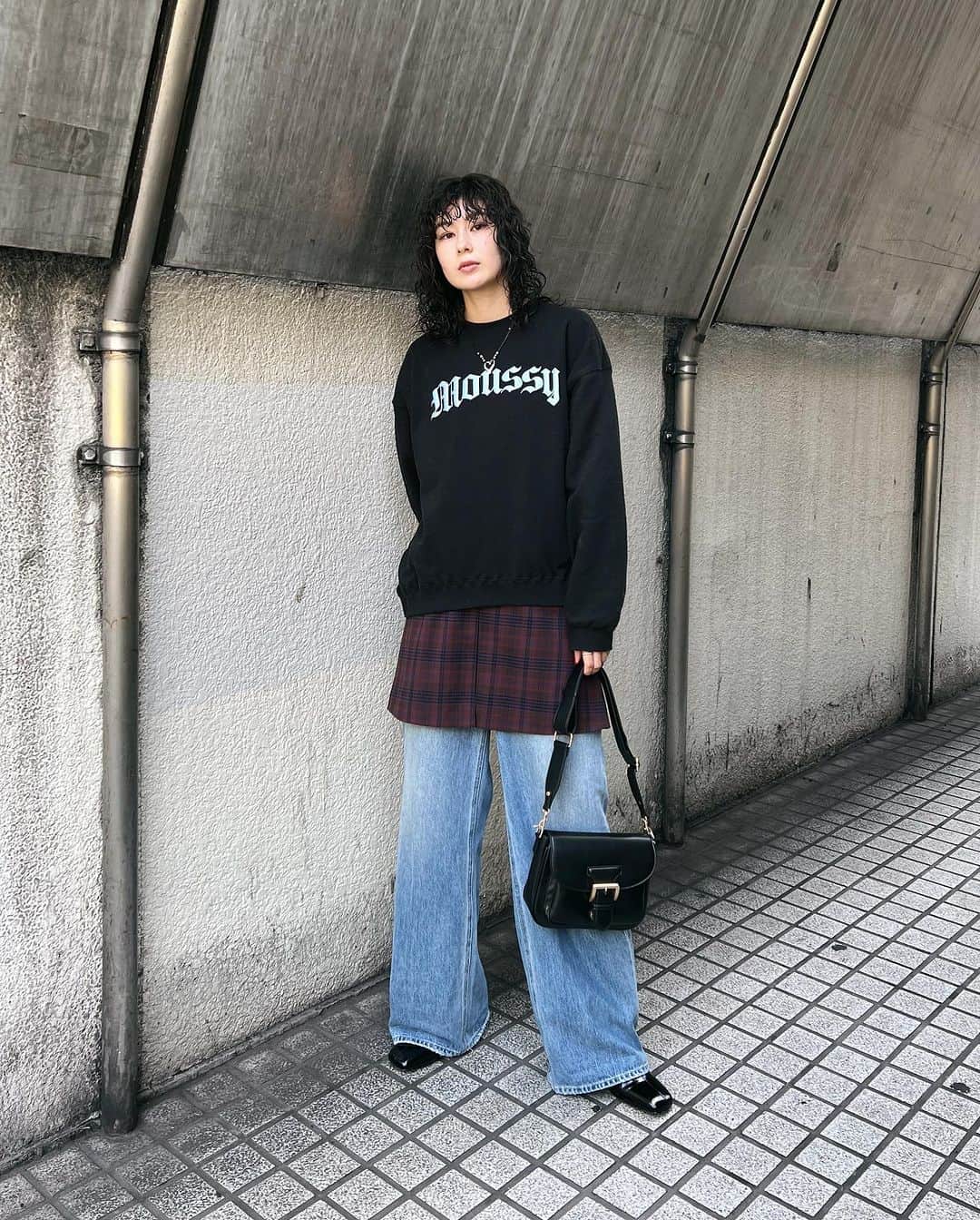 MOUSSY SNAPさんのインスタグラム写真 - (MOUSSY SNAPInstagram)「#MOUSSYSNAP @lis_a0824 173cm  2023.10.22(mon) 0:00- RELEASE @ZOZOTOWN ・OLD ENGLISH MOUSSY PULLOVER(010GAL90-5370) L/BLKはZOZOTOWN限定カラーになります。  #MOUSSY」10月20日 22時04分 - moussysnap