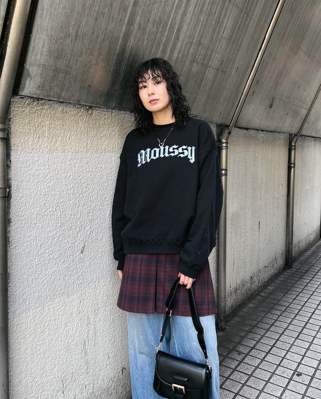 MOUSSY SNAPさんのインスタグラム写真 - (MOUSSY SNAPInstagram)「#MOUSSYSNAP @lis_a0824 173cm  2023.10.22(mon) 0:00- RELEASE @ZOZOTOWN ・OLD ENGLISH MOUSSY PULLOVER(010GAL90-5370) L/BLKはZOZOTOWN限定カラーになります。  #MOUSSY」10月20日 22時04分 - moussysnap