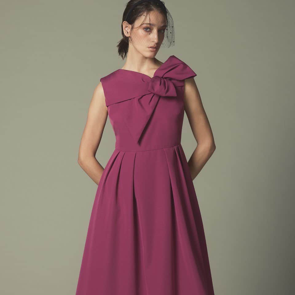 celford_officialのインスタグラム：「【Yumi Katsura for CELFORD】 ⁡ 「進化し続ける大人のオケージョンドレス」 ⁡ 優美な女性らしさを際立たせる フィット&フレアのワンピース。 ⁡ ユミカツラ ウエディングコレクションから 用いた立体的なリボンディテールが 顔まわりを華やかに演出します。 ⁡ アシンメトリーなネックライン、透け感のある オーガンジーの足元などクラシカルな中にも 現代的なエッセンスが感じられます。 ⁡ 【Yumi Katsura for CELFORD】 アシンメトリーリボンドレス ¥28,600  ⁡ 数量限定のため、どうぞお早めに。 ⁡ ⁡ #CELFORDAW23 #celford #セルフォード」