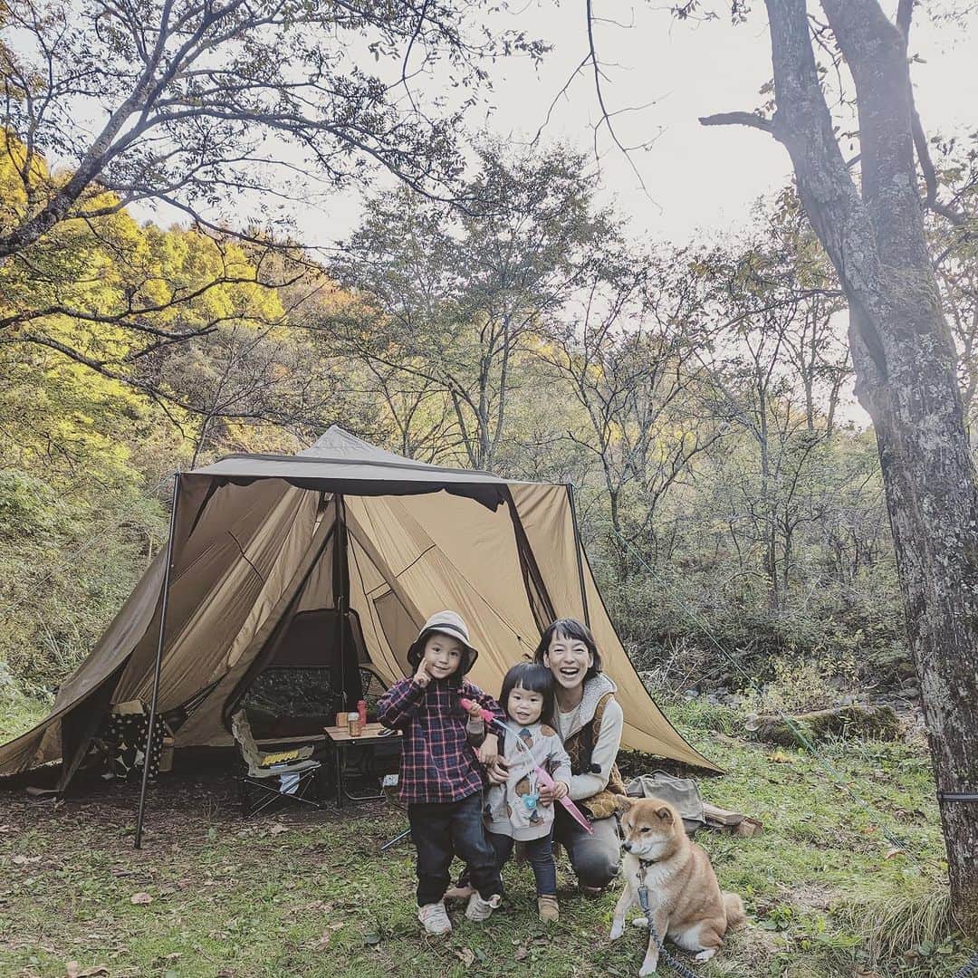 KIKIのインスタグラム：「コハクとツバキと小さい人たちと⛺️✨」
