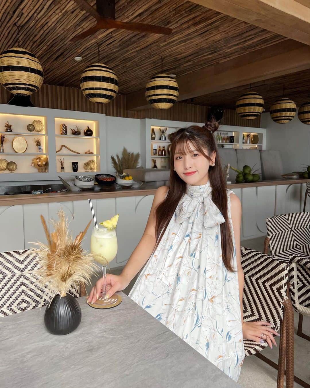 のインスタグラム：「行ったらちょうどハッピーアワーだった🍹❤︎  カクテルはピニャコラーダが一番好き🥥」