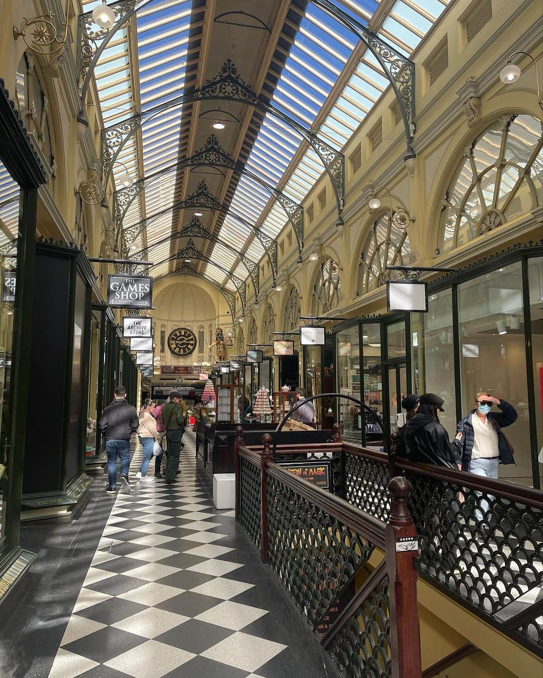 白倉あやさんのインスタグラム写真 - (白倉あやInstagram)「Melbourne,Royal arcade🇦🇺 ここの通り雑貨がいっぱいあって楽しいの〜」10月20日 22時06分 - shirakur_a