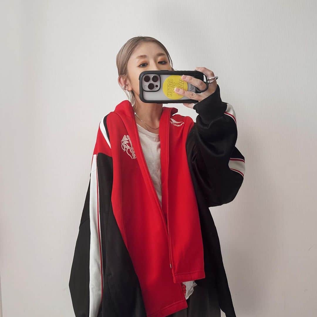 mayumiのインスタグラム：「* 昨年買った超どストライクのリメイクジャージ❤️ . 赤モノ探しはまだまだ続く…🫠 . . #ジャージ #リメイク #赤コーデ #秋服  . *」