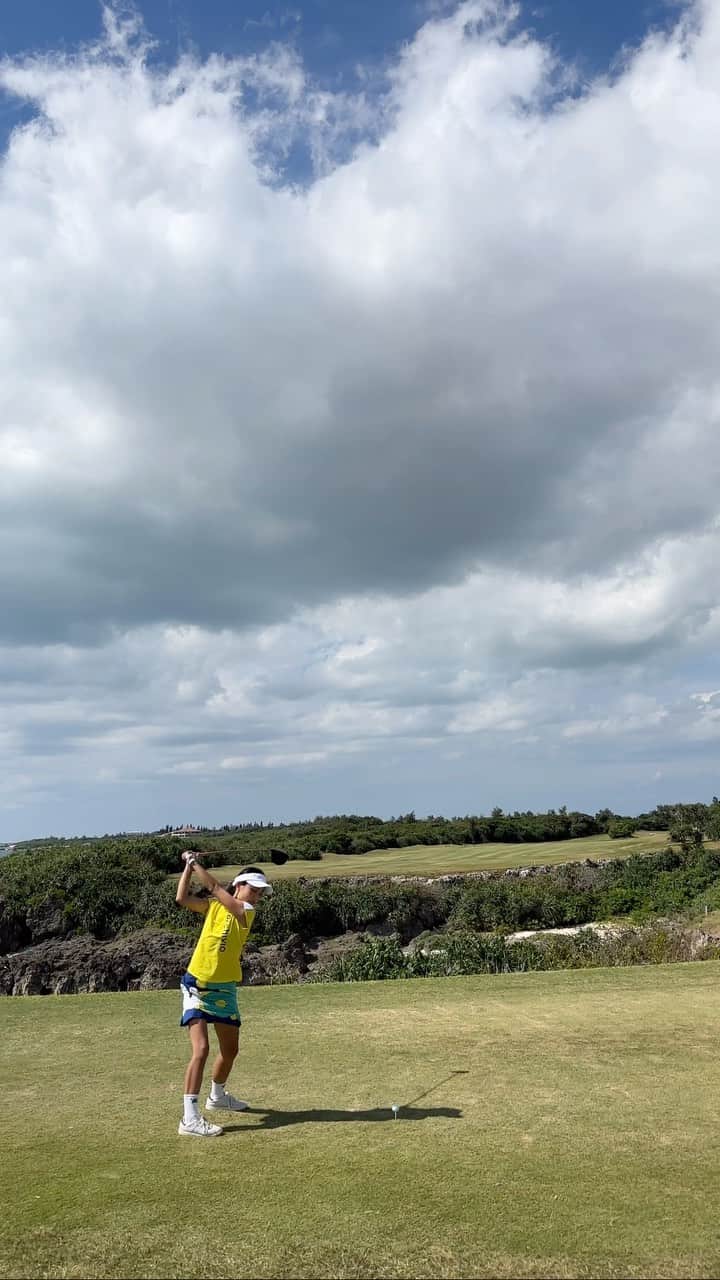 板倉由姫乃のインスタグラム：「エメラルドコーストゴルフリンクス⛳️ 景色が綺麗なゴルフ場でした💛 沖縄の芝にやられっぱなしでした💦 . . . #ゴルフ #ゴルフ場 #エメラルドコースト #ゴルフ #女子ゴルファー  #ママゴルフ」