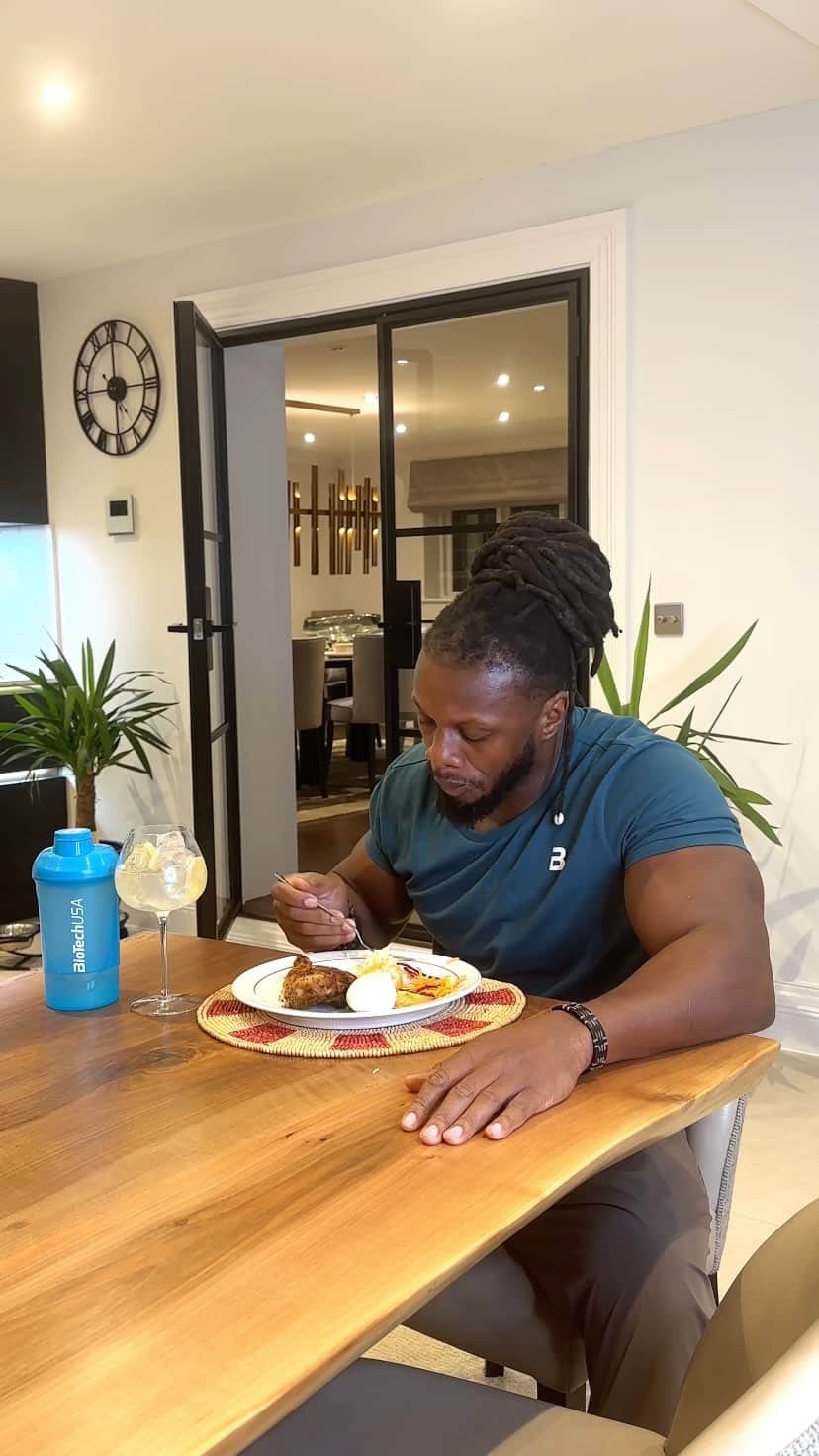 のインスタグラム：「One shaker many goals 💪🏾 Join me on my daily routine. All you need is one shaker throughout the day. Whether if its gym or at the office i wouldnt be on top of it all if it wasnt @biotechusa products. They aren’t just for hardcore athletes but they’re for all of us chasing that healthier life  #oneshakermanygoals #BioTechUSA #theFeelingOfSuccess #ulissesworld」