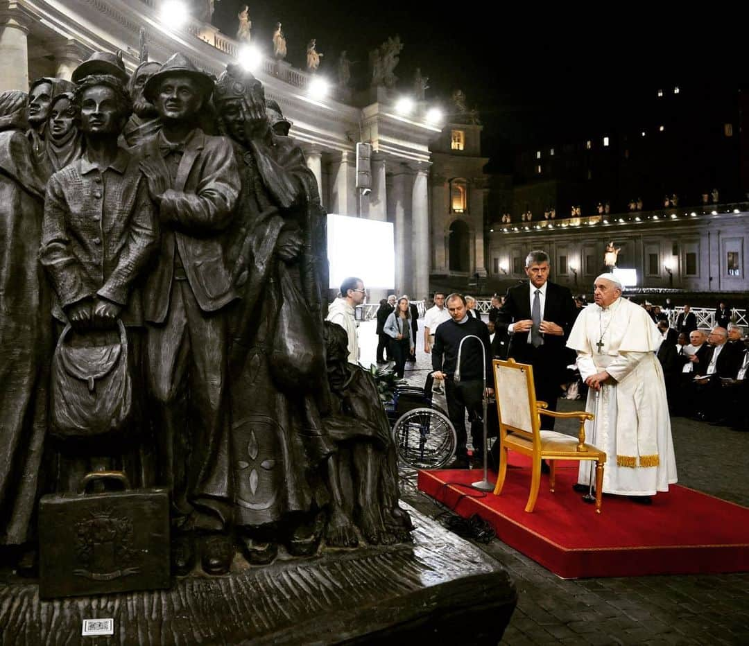 フランシスコ（ローマ教皇）のインスタグラム：「EN: O Lord, to whom no one is a stranger and from whose help no one is ever distant, look with compassion on refugees and exiles, on segregated persons and on lost children; restore them, we pray, to a homeland, and give us a kind heart for the needy and for strangers. Amen.   PT: Ó Deus, Pai de todos os homens, para ti ninguém é estrangeiro, ninguém está excluído da tua paternidade; olha com amor para os refugiados, os exilados, para as vítimas da segregação e as crianças abandonadas e indefesas, para que a todos seja dado o calor de um lar e de uma pátria, e a nós um coração sensível e generoso para com os pobres e os oprimidos. Amém   ES: Señor, Padre de todos, para Ti nadie es extranjero y nadie está excluido de tu paternidad; mira con amor a los refugiados y los exiliados, a las víctimas de la segregación y a los niños abandonados e indefensos, para que les sea dado el calor de una casa y de una patria, y a nosotros, un corazón sensible y generoso con los pobres y los oprimidos. Amén.   IT: O Dio, Padre di tutti gli uomini, per te nessuno è straniero, nessuno è escluso dalla tua paternità; guarda con amore i profughi, gli esuli, le vittime della segregazione e i bambini abbandonati e indifesi, perché sia dato a tutti il calore di una casa e di una patria, e a noi un cuore sensibile e generoso verso i poveri e gli oppressi. Amen   FR: Seigneur, personne n'est pour toi un étranger, et nul n'est si loin que tu ne puisses le secourir ; regarde, en ta bonté, les réfugiés, les exilés, ceux que le monde rejette, et les enfants séparés de leur famille ; accorde-leur de retrouver une patrie, et donne-nous envers le pauvre et l’étranger  la sollicitude que tu leur portes. Amen.」