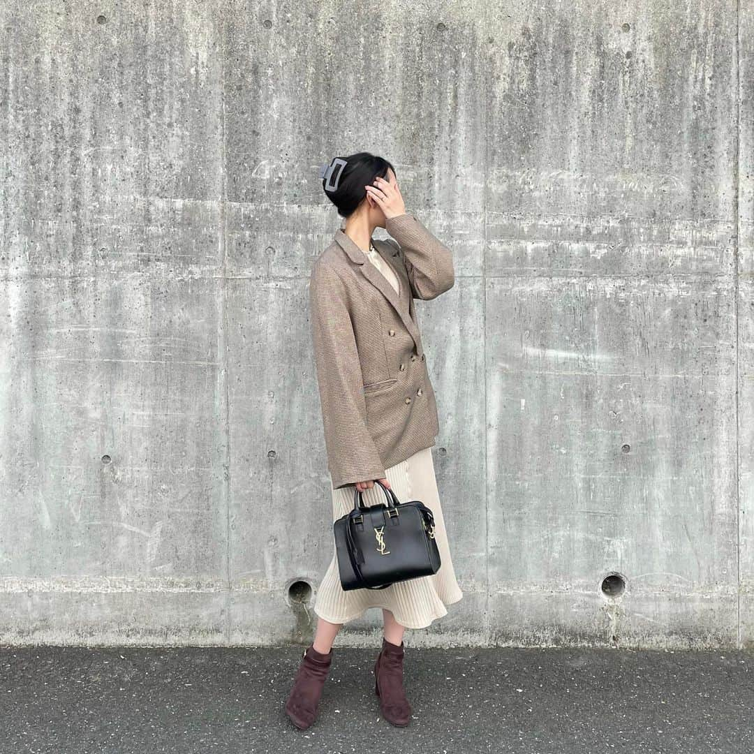 KANAKAのインスタグラム：「テーラードジャケット🧥  ブラウンのカラー🤎　 しっかり秋になってきて、秋服が可愛くて仕方ないな🤭  #louere #ルエレ #junoah #ジュノア #ジャケット #ジャケットコーデ #秋服 #タイアップ #テーラードジャケット #キレイめコーデ」