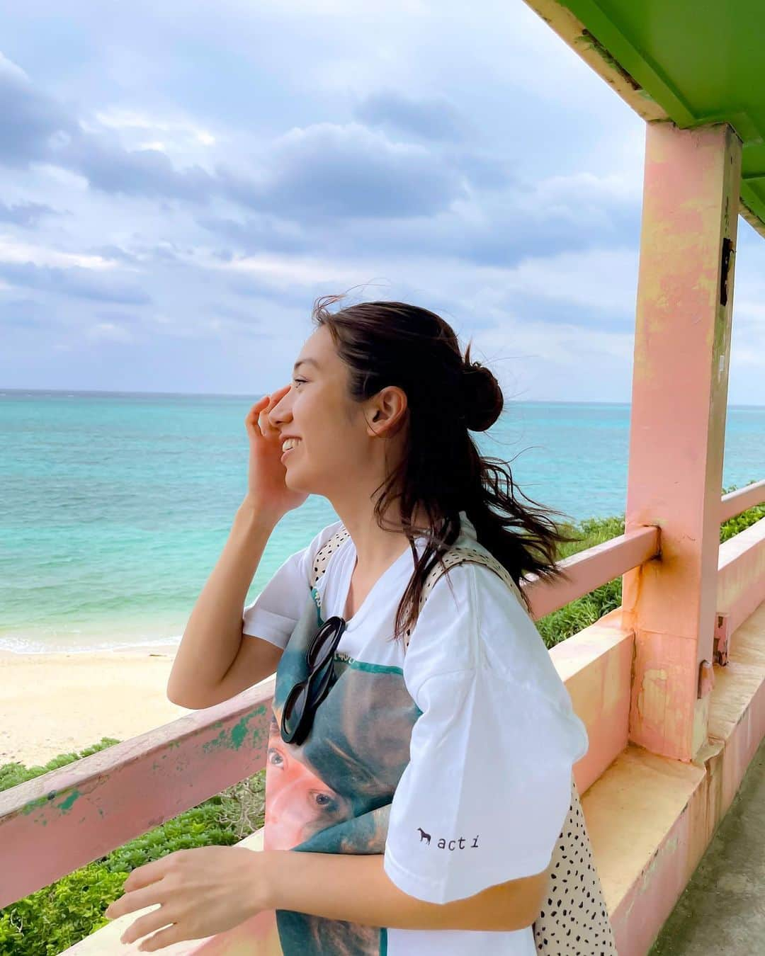 佐藤あいりさんのインスタグラム写真 - (佐藤あいりInstagram)「🏝️  空が広くて大きくて 太陽も私だけに陽を当ててくれてるようで なんだか自然からの愛を感じてホッとして 耳をすませば波の音だけしか聞こえない時間が ふとした瞬間、愛おしくなります⛱️  私は私のままでいたい  都心を離れるだけで、 心も顔も優しくなれる自分が居ます  同じ日本だけど 私にはまだまだ知らない場所や景色があって 色んな生き方、考え方の人が居て本当に面白い😌 今回の旅も沢山の出会いがありました。  27歳は色んなところに出かけて 色んなモノを見て、触れて 色んな人に出会って 五感を使って体全身で地球を感じたいです🌱🕊️  #宮古島 #伊良部島 #池間島 #思い出グラム」10月20日 22時09分 - satoairi101