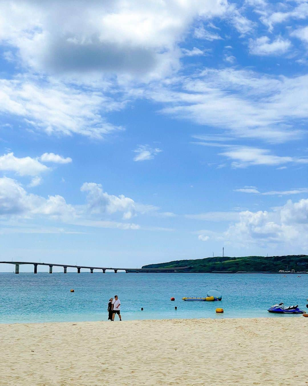 佐藤あいりさんのインスタグラム写真 - (佐藤あいりInstagram)「🏝️  空が広くて大きくて 太陽も私だけに陽を当ててくれてるようで なんだか自然からの愛を感じてホッとして 耳をすませば波の音だけしか聞こえない時間が ふとした瞬間、愛おしくなります⛱️  私は私のままでいたい  都心を離れるだけで、 心も顔も優しくなれる自分が居ます  同じ日本だけど 私にはまだまだ知らない場所や景色があって 色んな生き方、考え方の人が居て本当に面白い😌 今回の旅も沢山の出会いがありました。  27歳は色んなところに出かけて 色んなモノを見て、触れて 色んな人に出会って 五感を使って体全身で地球を感じたいです🌱🕊️  #宮古島 #伊良部島 #池間島 #思い出グラム」10月20日 22時09分 - satoairi101