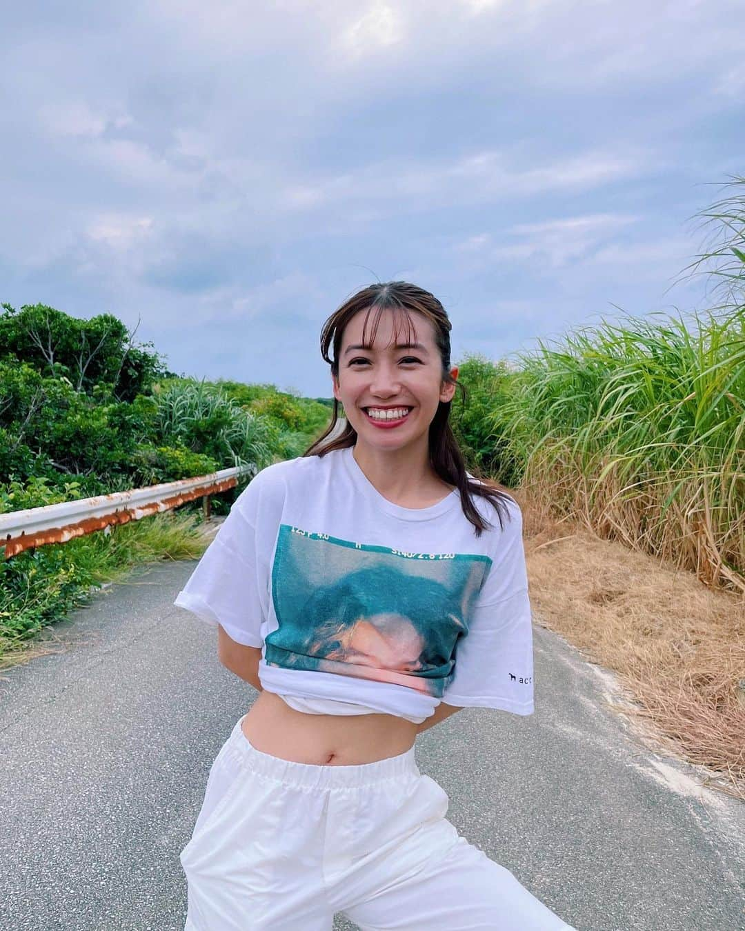 佐藤あいりさんのインスタグラム写真 - (佐藤あいりInstagram)「🏝️  空が広くて大きくて 太陽も私だけに陽を当ててくれてるようで なんだか自然からの愛を感じてホッとして 耳をすませば波の音だけしか聞こえない時間が ふとした瞬間、愛おしくなります⛱️  私は私のままでいたい  都心を離れるだけで、 心も顔も優しくなれる自分が居ます  同じ日本だけど 私にはまだまだ知らない場所や景色があって 色んな生き方、考え方の人が居て本当に面白い😌 今回の旅も沢山の出会いがありました。  27歳は色んなところに出かけて 色んなモノを見て、触れて 色んな人に出会って 五感を使って体全身で地球を感じたいです🌱🕊️  #宮古島 #伊良部島 #池間島 #思い出グラム」10月20日 22時09分 - satoairi101