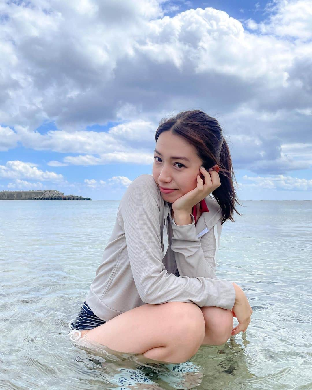 佐藤あいりさんのインスタグラム写真 - (佐藤あいりInstagram)「🏝️  空が広くて大きくて 太陽も私だけに陽を当ててくれてるようで なんだか自然からの愛を感じてホッとして 耳をすませば波の音だけしか聞こえない時間が ふとした瞬間、愛おしくなります⛱️  私は私のままでいたい  都心を離れるだけで、 心も顔も優しくなれる自分が居ます  同じ日本だけど 私にはまだまだ知らない場所や景色があって 色んな生き方、考え方の人が居て本当に面白い😌 今回の旅も沢山の出会いがありました。  27歳は色んなところに出かけて 色んなモノを見て、触れて 色んな人に出会って 五感を使って体全身で地球を感じたいです🌱🕊️  #宮古島 #伊良部島 #池間島 #思い出グラム」10月20日 22時09分 - satoairi101