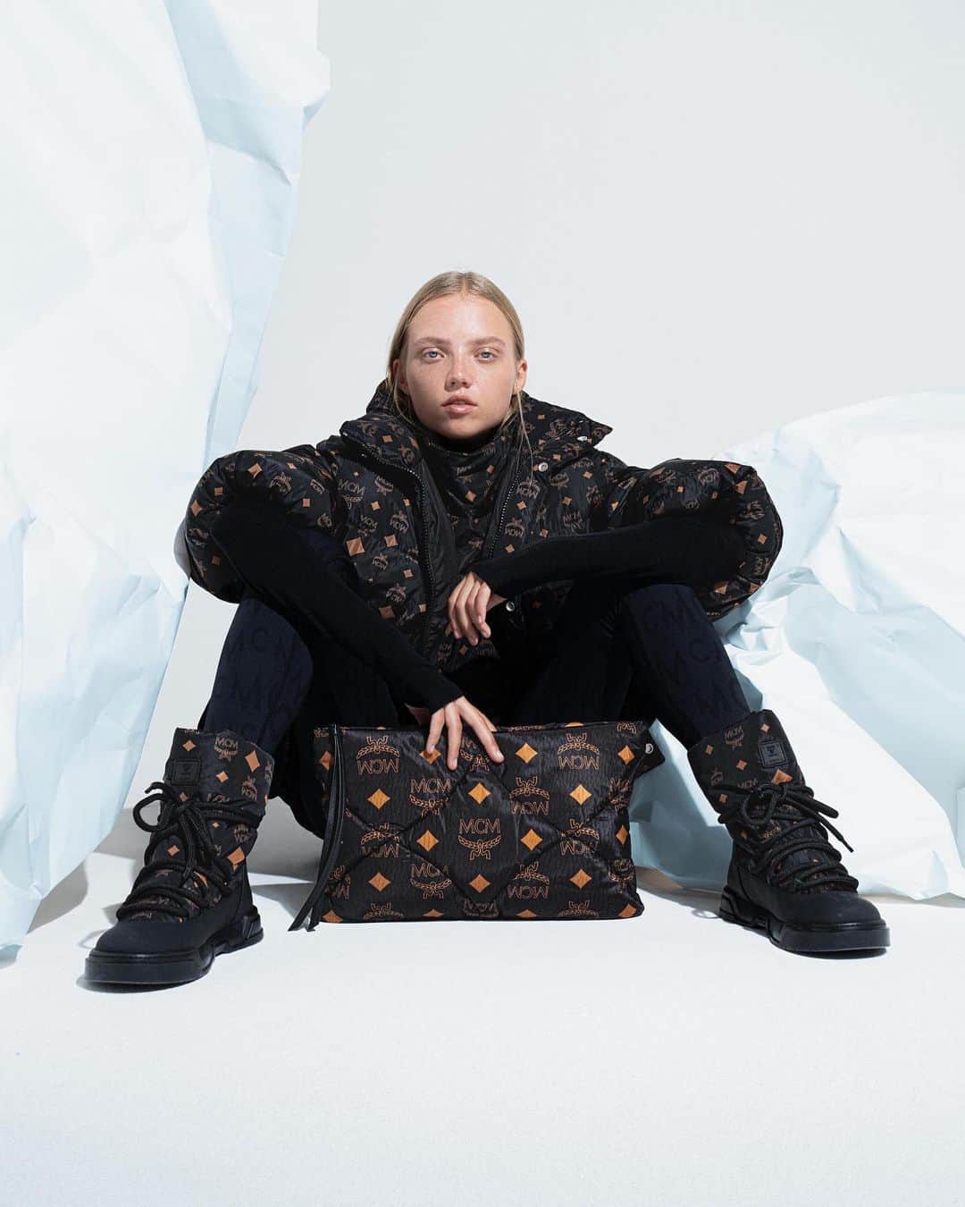 のインスタグラム：「Puffy perfection.  MCM Autumn Winter 2023 Collection  #MCMAW23」