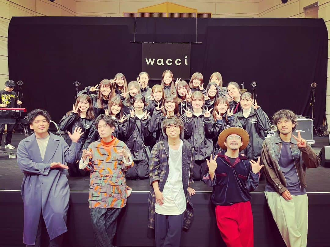 横山祐介さんのインスタグラム写真 - (横山祐介Instagram)「🥁2023.10.20📸 金城学院大学 金城祭 Special Live ありがとうございましたー！  みんなの良い顔良い声たくさん浴びて元気もらえました。 明日からの本祭も楽しんでくださいね。  愛知には来年1/20にホールツアーで帰ってくるので お待ちしてまーーす！  #wacci #金城学院大学 #gretschdrums  #meinlcymbals  #promarksticks  #evansdrumheads  #drums #drummer #drumlife  #drumuniversity #drumstagram」10月20日 22時12分 - yan_drums_wacci