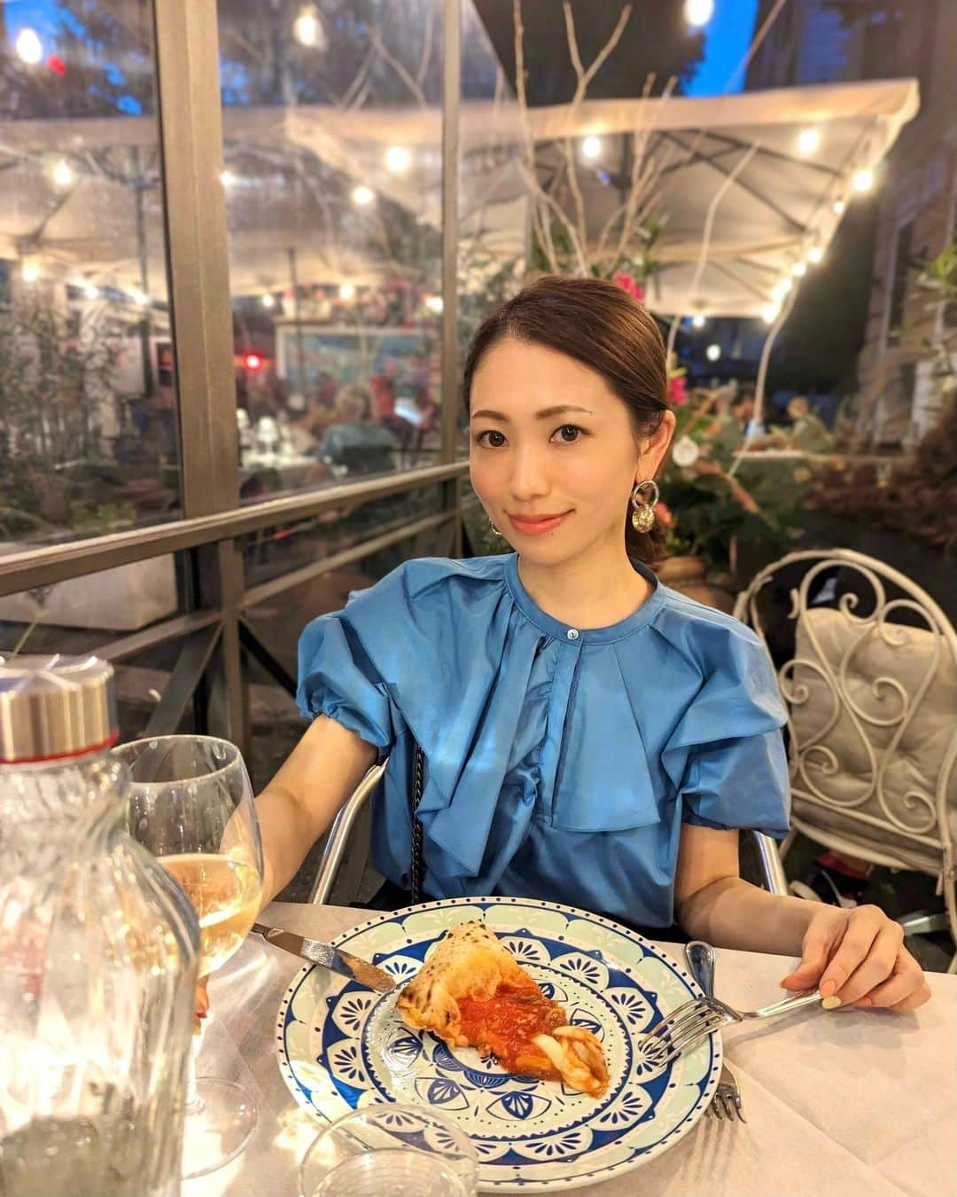 安岡あゆみさんのインスタグラム写真 - (安岡あゆみInstagram)「. 本場のイタリアンを求めて🇮🇹 予約していたお店がテラスのみ！と言われ、思いがけず🍽️ ヨーロッパは20時でもまだ明るい🔆 夫とテラスでご飯だなんて日本だとまずないので、想い出に残るイタリア最終日ディナーとなりました🌛 しかし灼熱のローマ。 夜でも30℃近くあり、私の前髪がローマの暑さを物語っています🫠 . 📍Napul'é 📍Ristaurante Leonetti . . #italia #roma #italian #italiatravel #romatravel #napule #ristoranteleonetti #ayumi_y_gourmet #イタリア #ローマ #イタリア旅行 #ローマ旅行 #イタリアン #本場のイタリアン #ヨーロッパ #ヨーロッパ旅行 #ヨーロッパ周遊」10月20日 22時12分 - ayumi_yasuoka