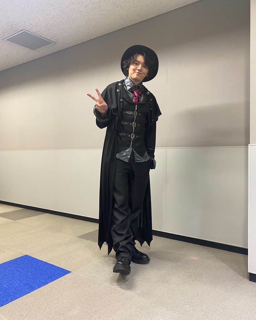 濱田龍臣のインスタグラム：「#ハマダ歌謡祭   ハロウィンソングSP！🎃  本日もありがとうございました！！🙇‍♂️  ヴァンパイアモチーフの衣装で、ハロウィン感満載です！！🦇🦇  Today's coordinate  Hat @ca4la_official」