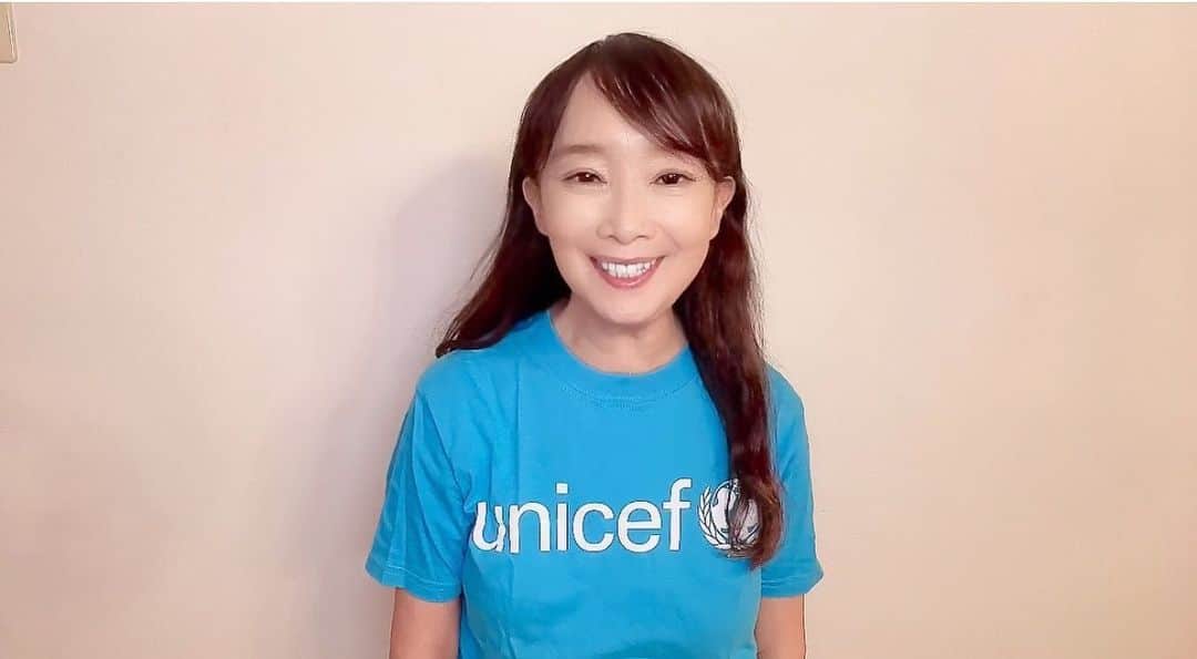 アグネス・チャンのインスタグラム：「今日はユニセフ恒例の募金キャンペーン「ハンド・イン・ハンド」のメッセージを録画したよ。  今年のテーマは「すべての子供達に予防接種〜子供達の命を守る行動を」です。  メッセージは近日特別サイトにアップロードされると思いました。  是非メッセージを観に行ってくださいね。  そして今年もキャンペーンに参加してくださいね。  Taped a message for UNICEF for their year end fund raising campaign, Hand in Hand. You can check it out on their Web site.」